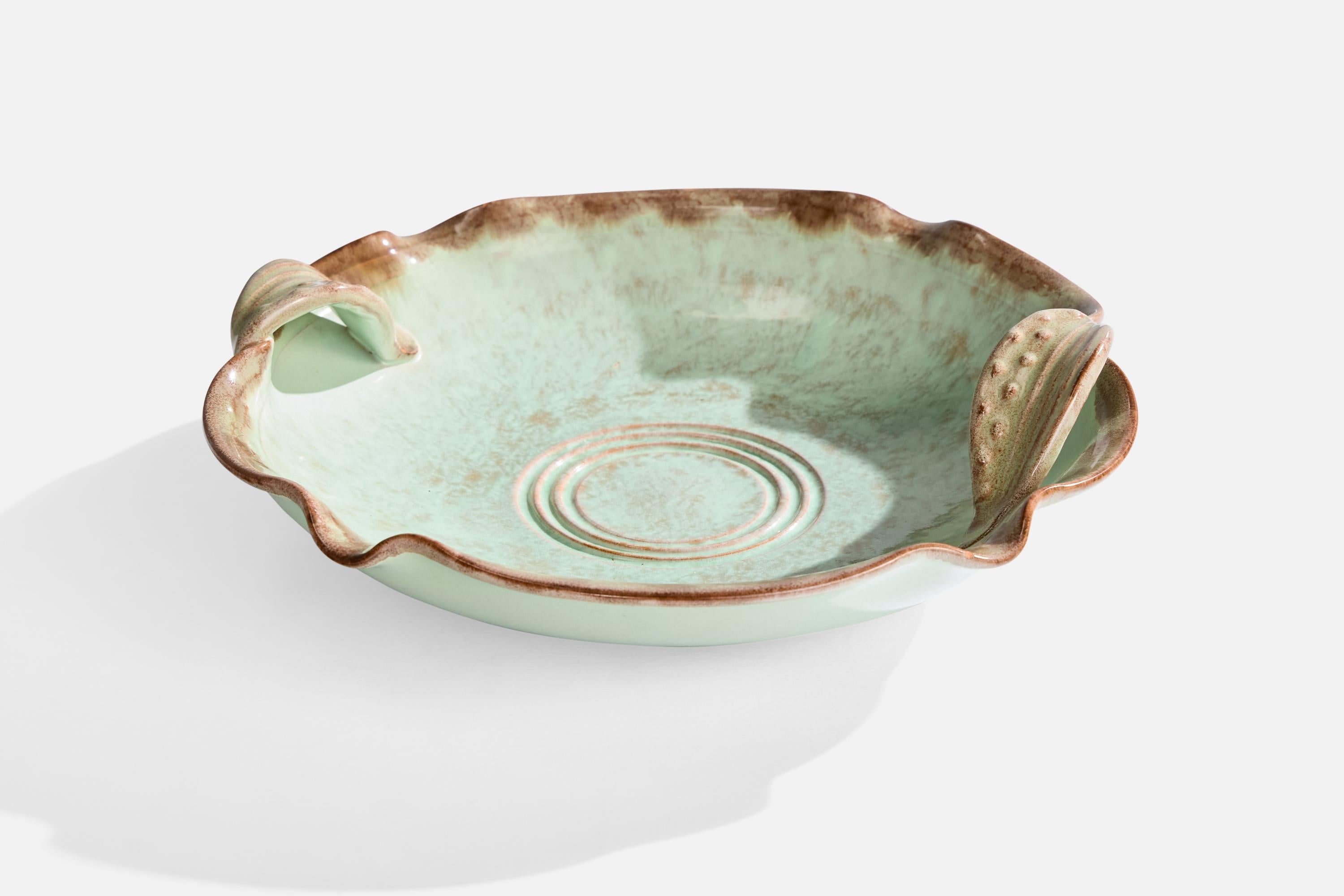 Un bol en céramique vert clair et à glaçure brune, conçu et produit en Suède, C.1930.

Usure correspondant à l'âge et à l'usage.

Dimensions globales (pouces) : 3.0 