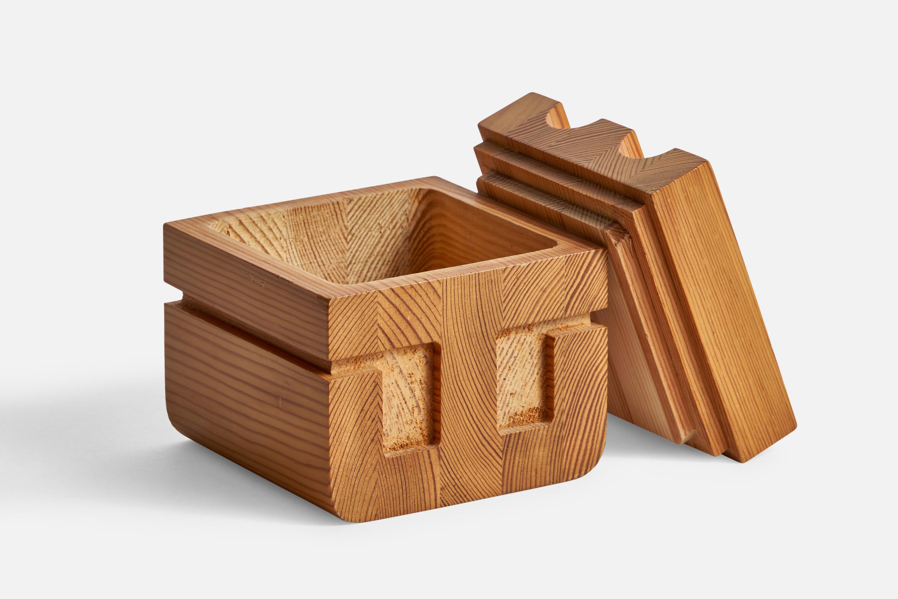 Boîte à couvercle en pin conçue et produite en Suède, années 1970.