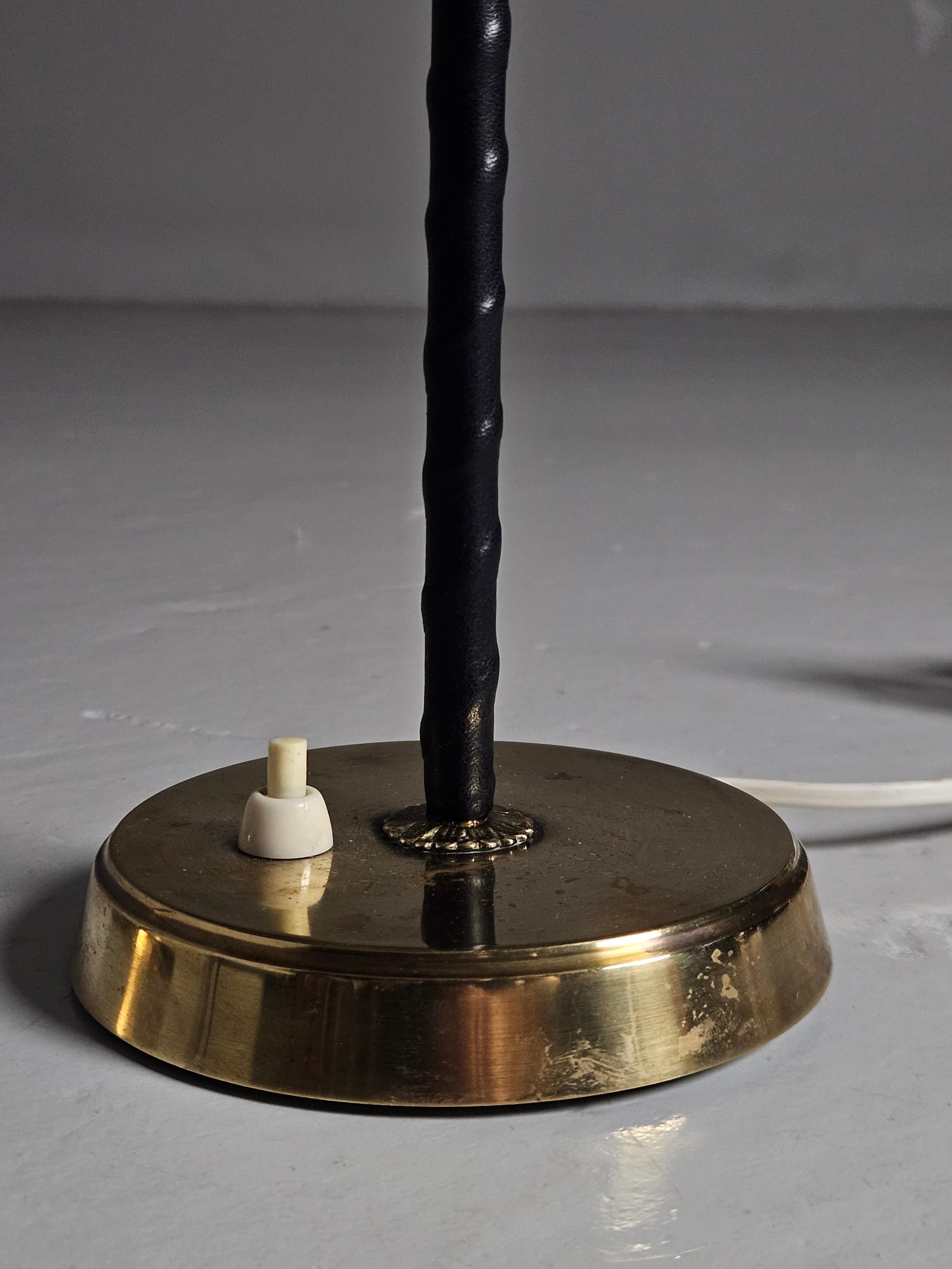 Swedish designer brass and leather table lamps, Falkenberg, 1960s In Good Condition For Sale In Eskilstuna, SE