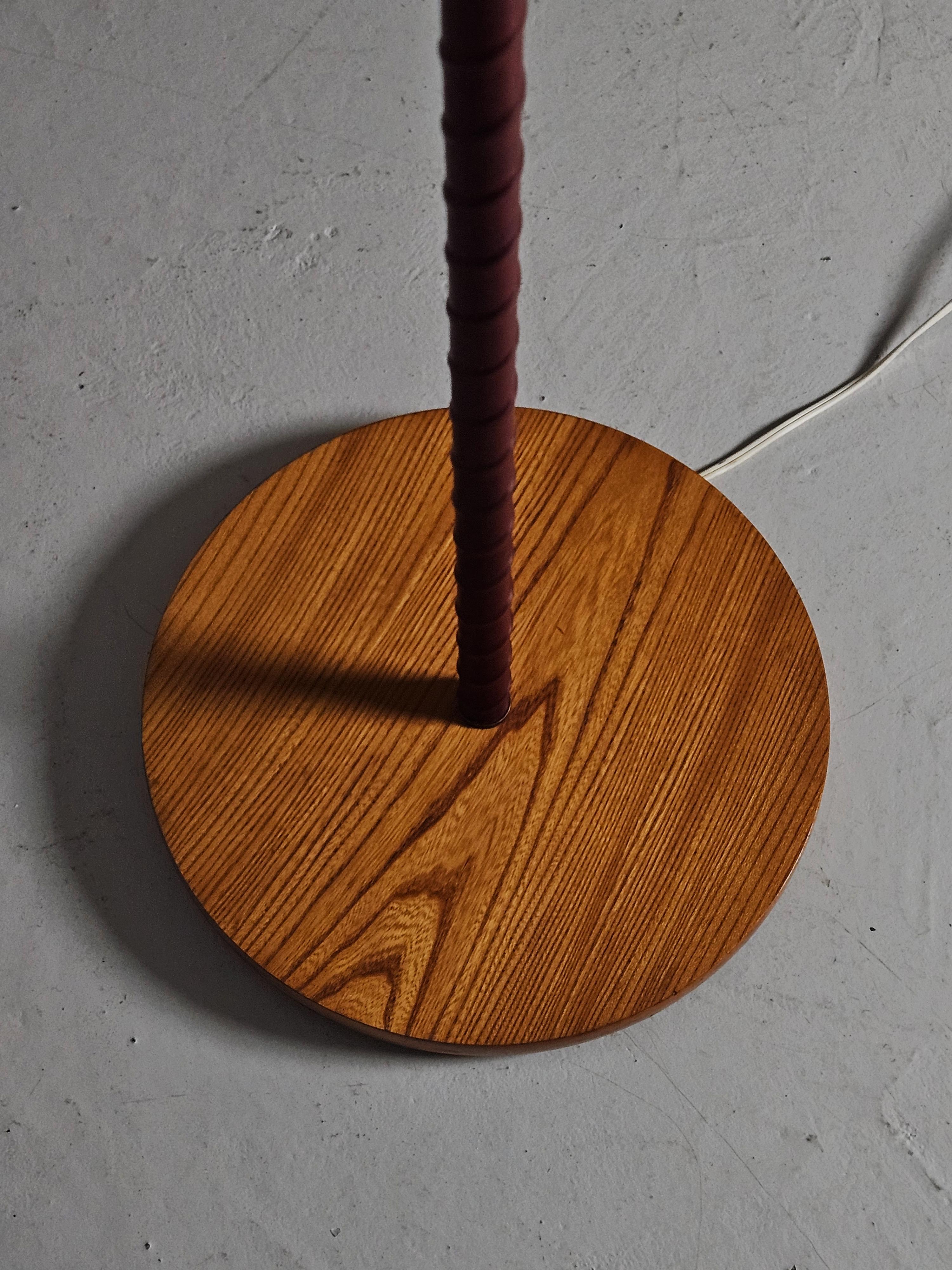 Swedish designer brass, leather and elm floor lamp '4622' by Elhå, 1940s For Sale 5