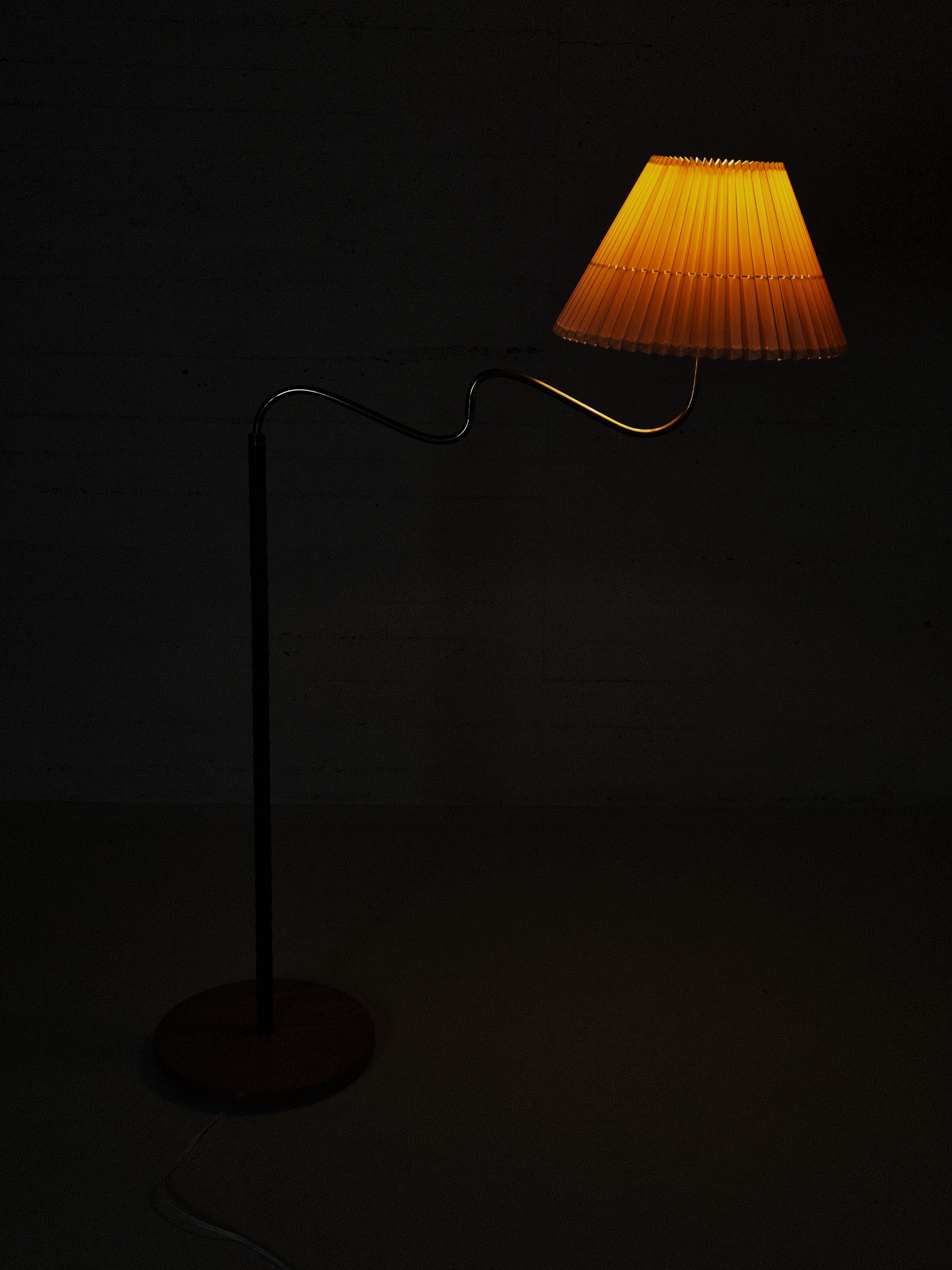 Swedish designer brass, leather and elm floor lamp '4622' by Elhå, 1940s For Sale 6