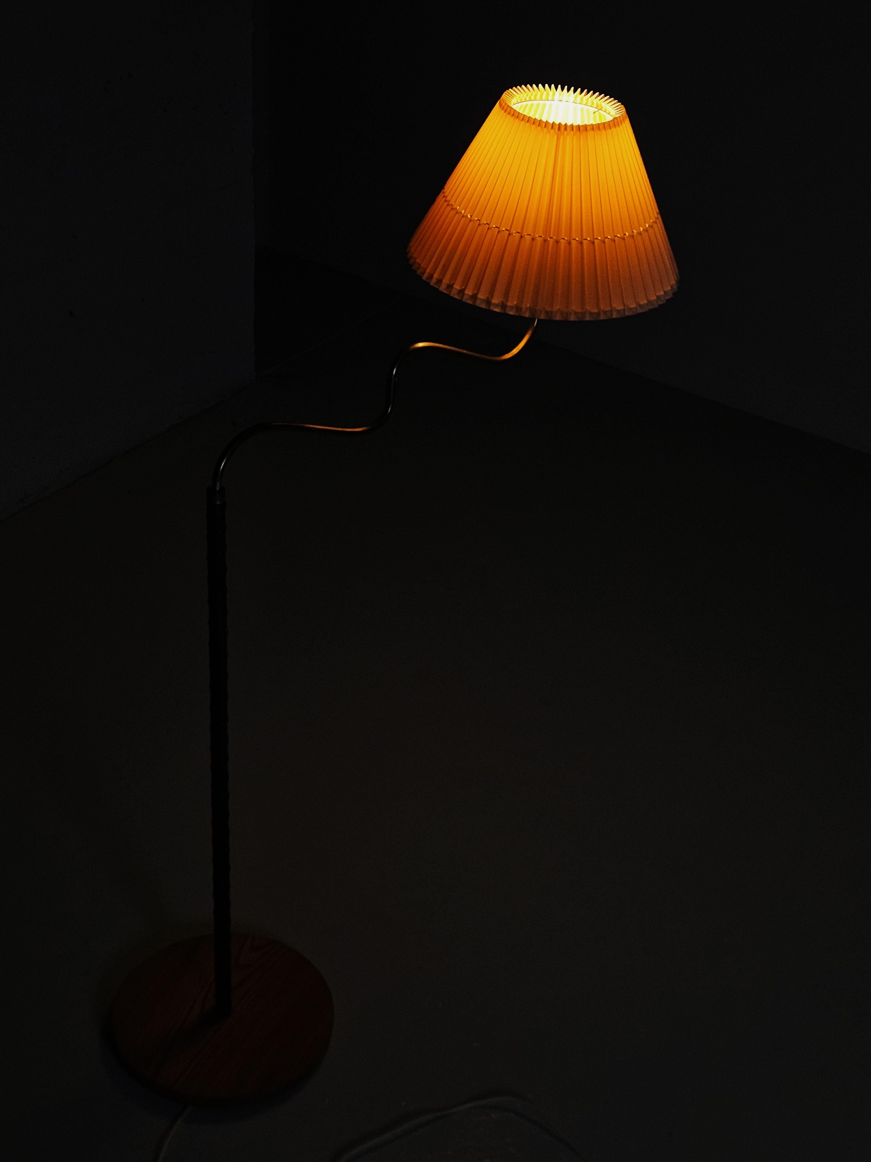 Swedish designer brass, leather and elm floor lamp '4622' by Elhå, 1940s For Sale 7