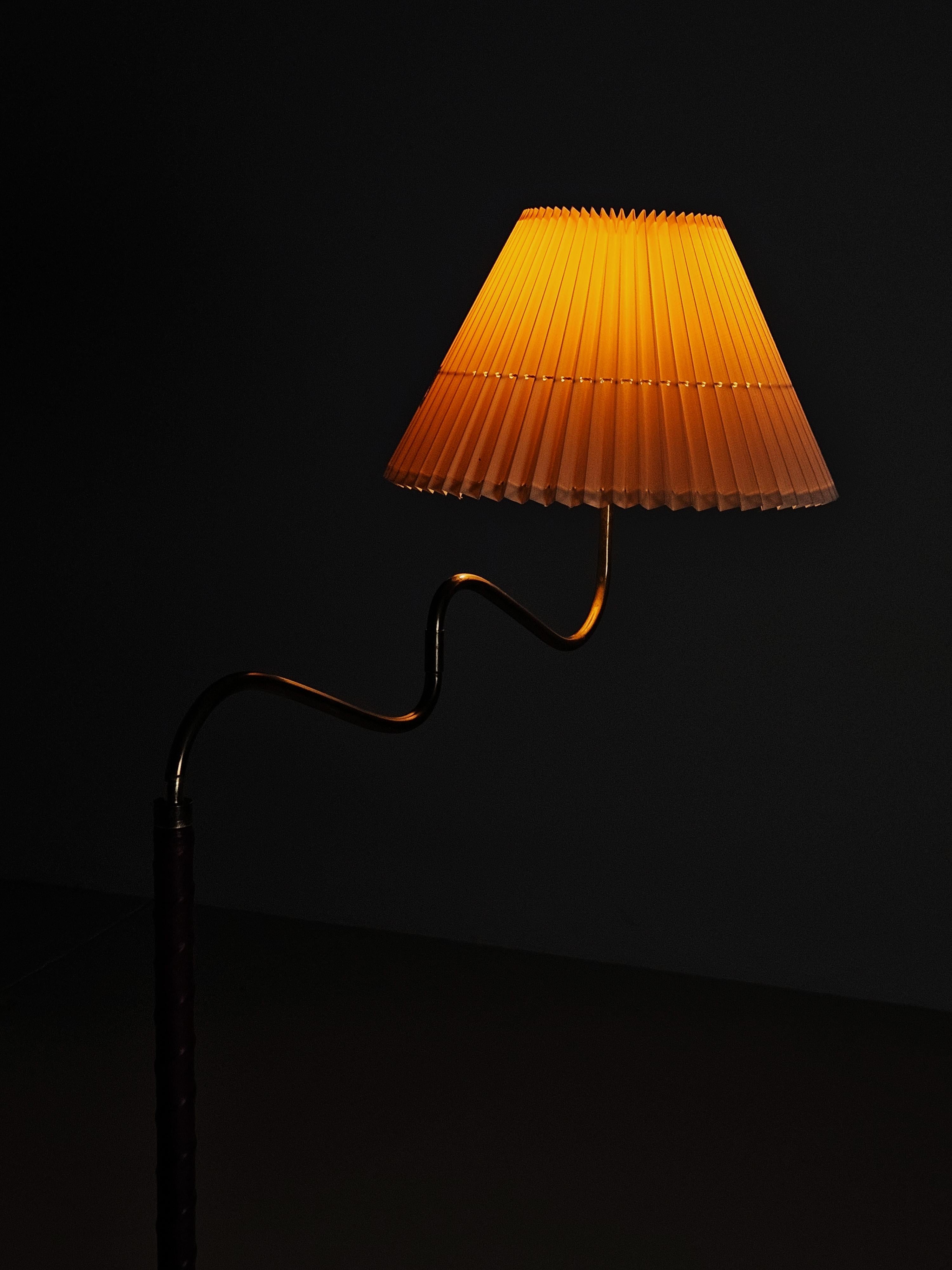 Swedish designer brass, leather and elm floor lamp '4622' by Elhå, 1940s For Sale 8
