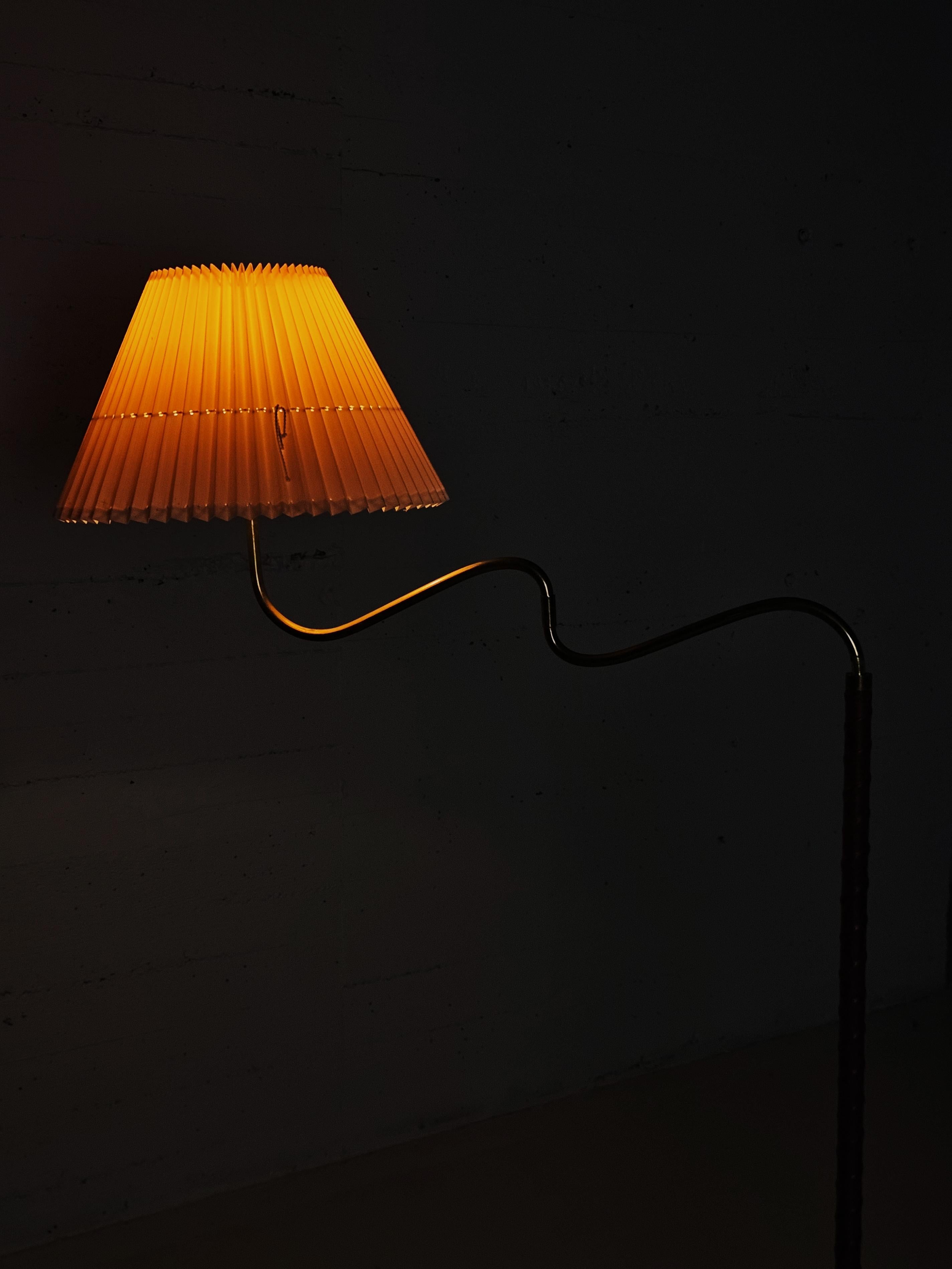 Swedish designer brass, leather and elm floor lamp '4622' by Elhå, 1940s For Sale 9