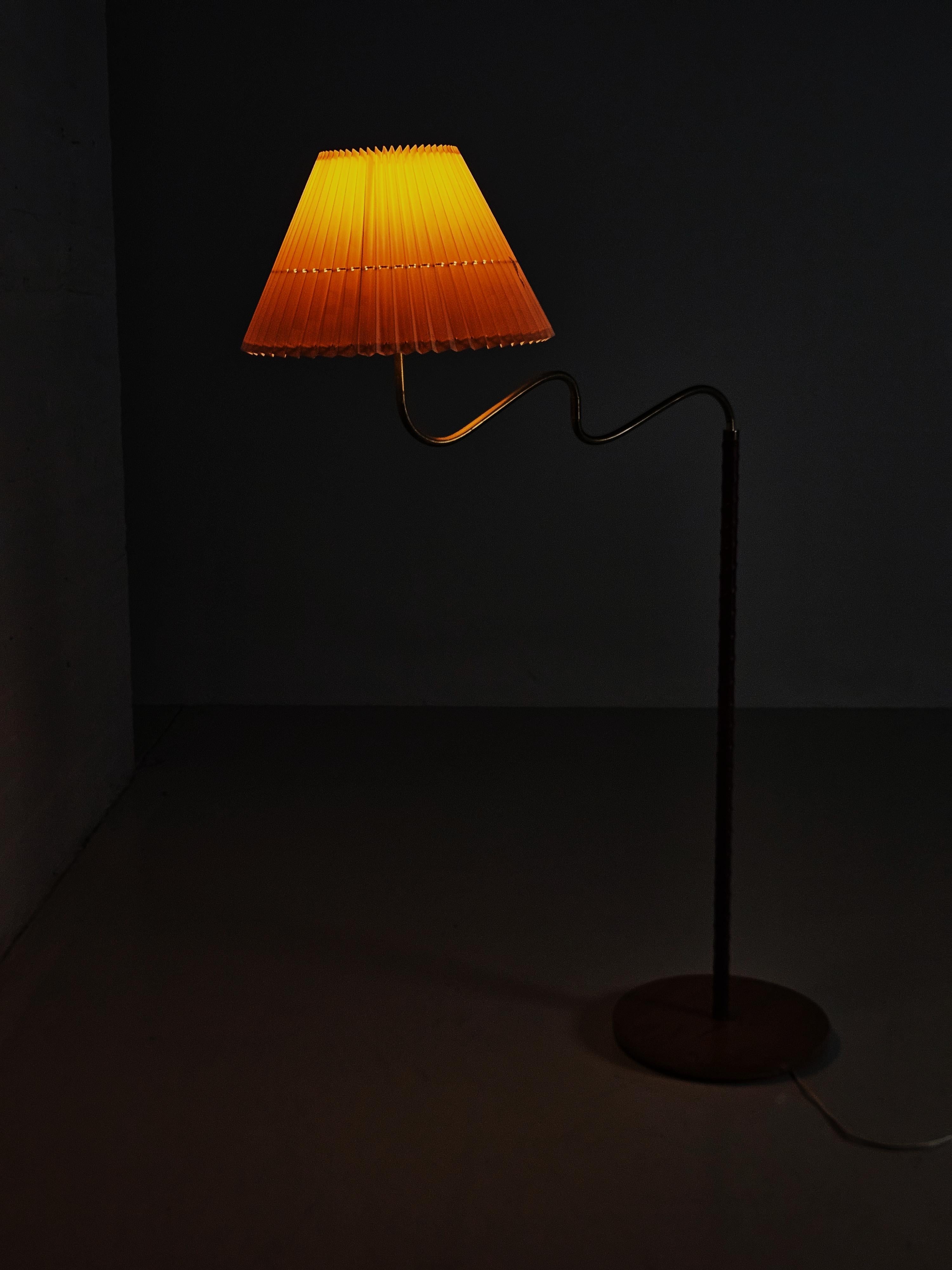 Swedish designer brass, leather and elm floor lamp '4622' by Elhå, 1940s For Sale 10
