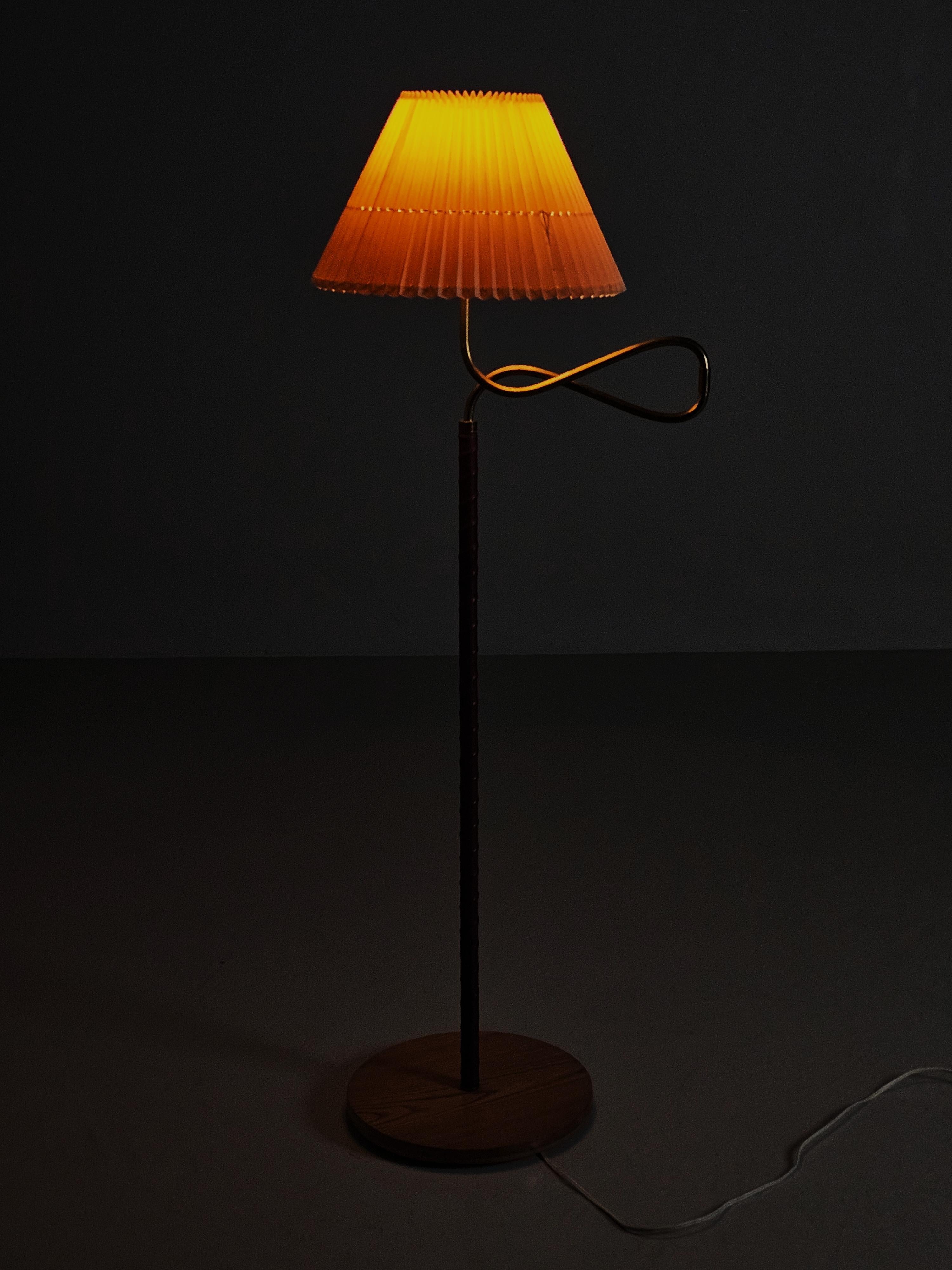 Swedish designer brass, leather and elm floor lamp '4622' by Elhå, 1940s For Sale 12