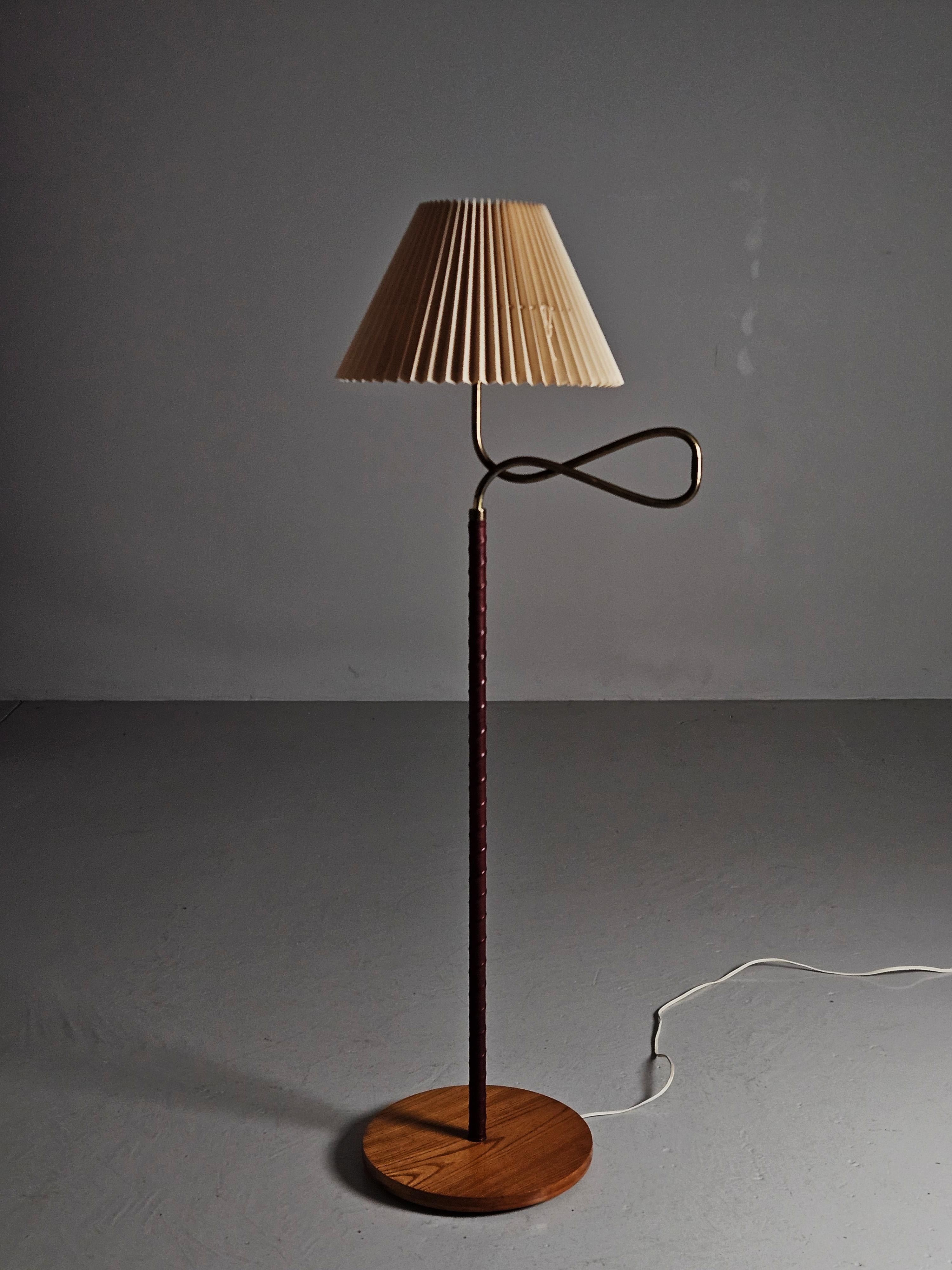 Very rare '44622' floor lamp produced by Elhå belysning, AB Elektroholm, in Sweden during the 1940s. Unknown designer. 

Oversized adjustable arm makes it very unique. Neck wrapped in premium leather resting on a beautiful foot in elm.