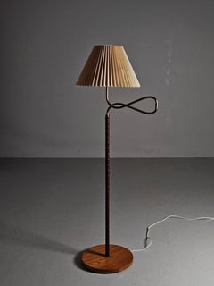 Swedish designer brass, leather and elm floor lamp '4622' by Elhå, 1940s