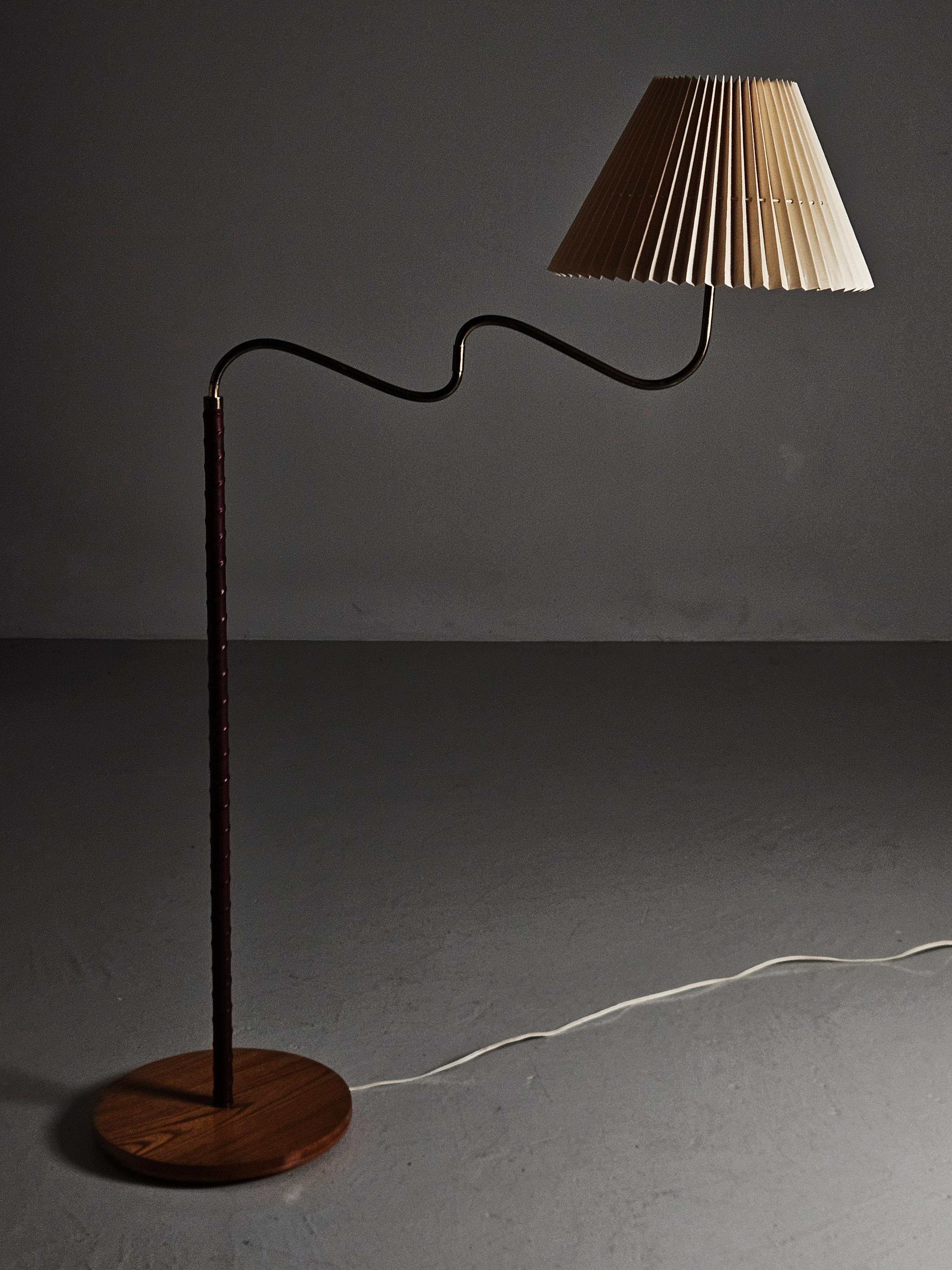 Scandinavian Modern Swedish designer brass, leather and elm floor lamp '4622' by Elhå, 1940s For Sale