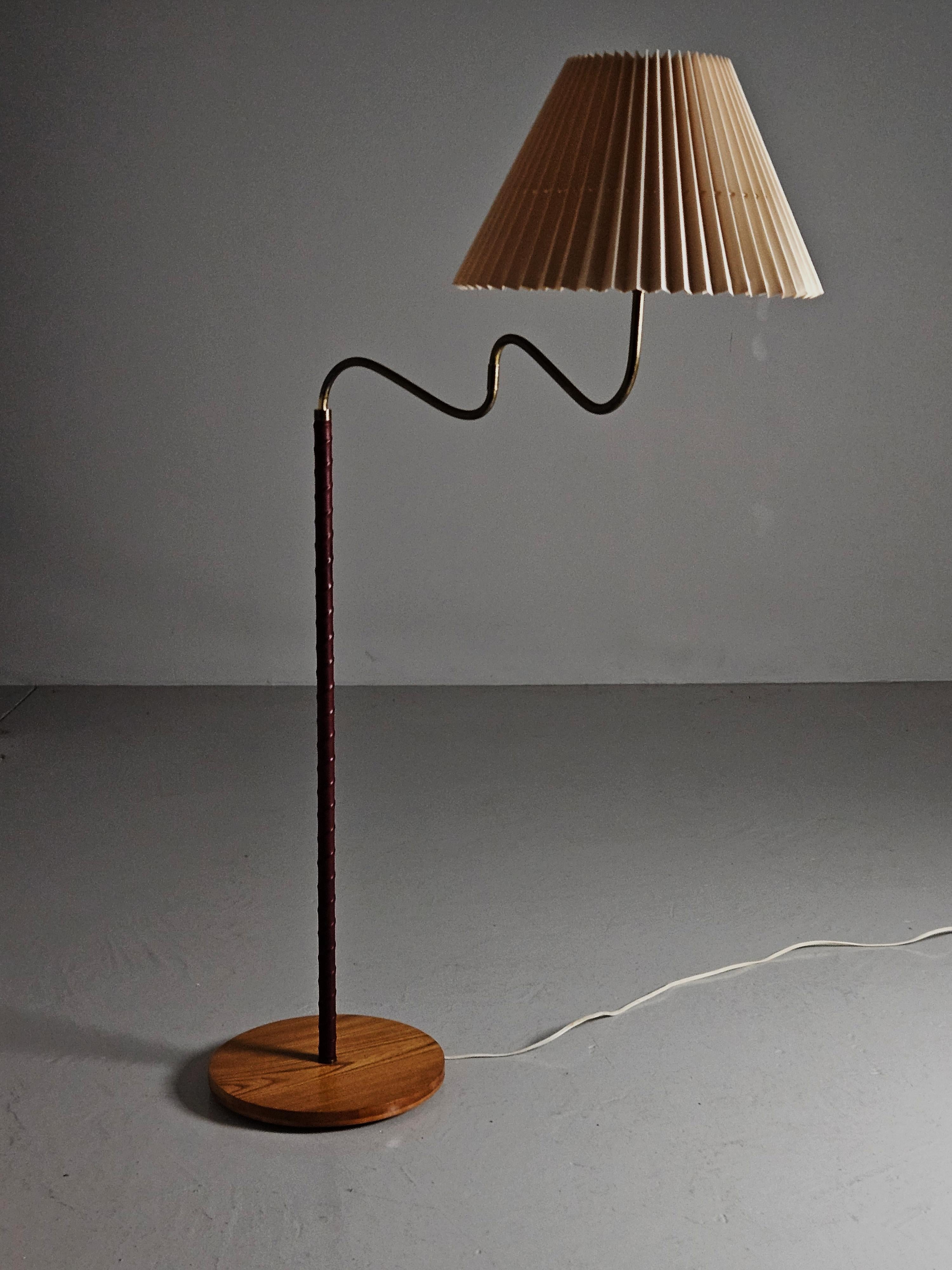 Swedish designer brass, leather and elm floor lamp '4622' by Elhå, 1940s In Good Condition For Sale In Eskilstuna, SE