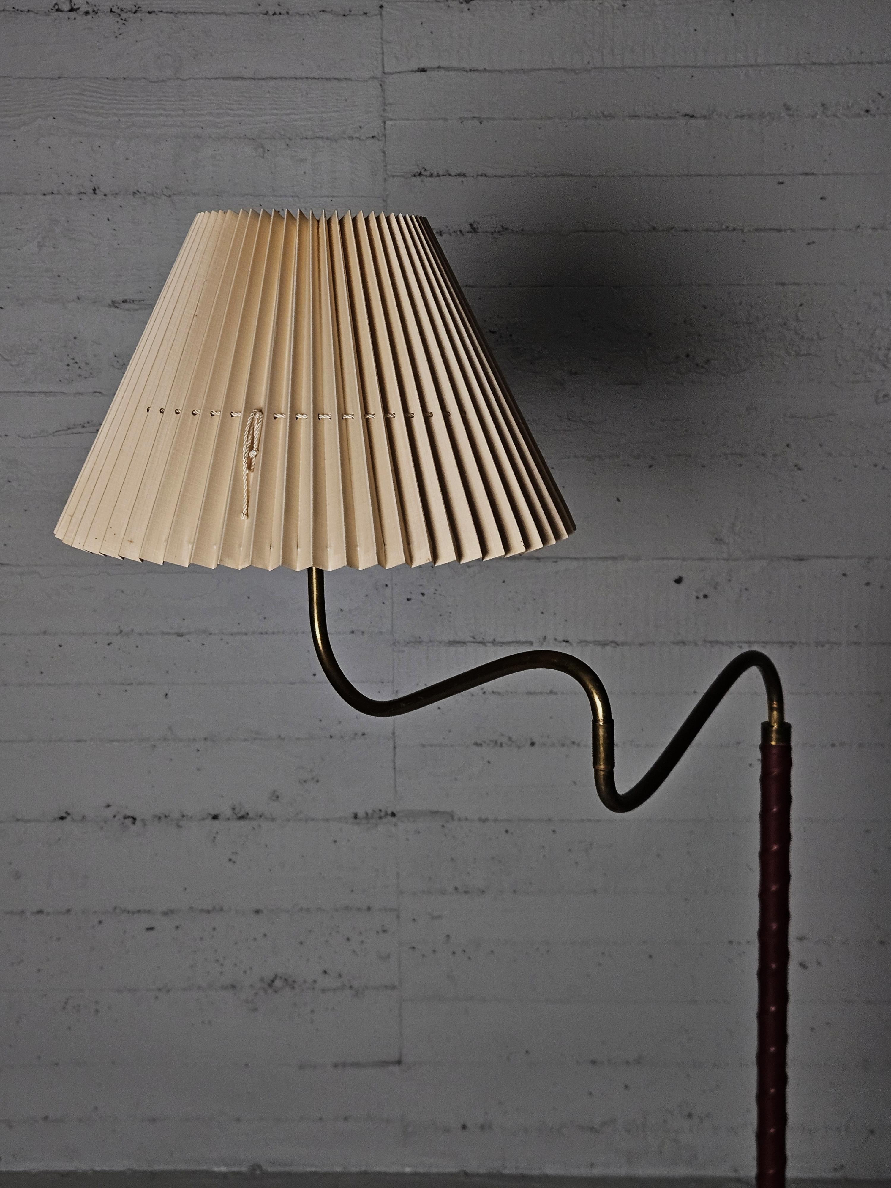 20th Century Swedish designer brass, leather and elm floor lamp '4622' by Elhå, 1940s For Sale