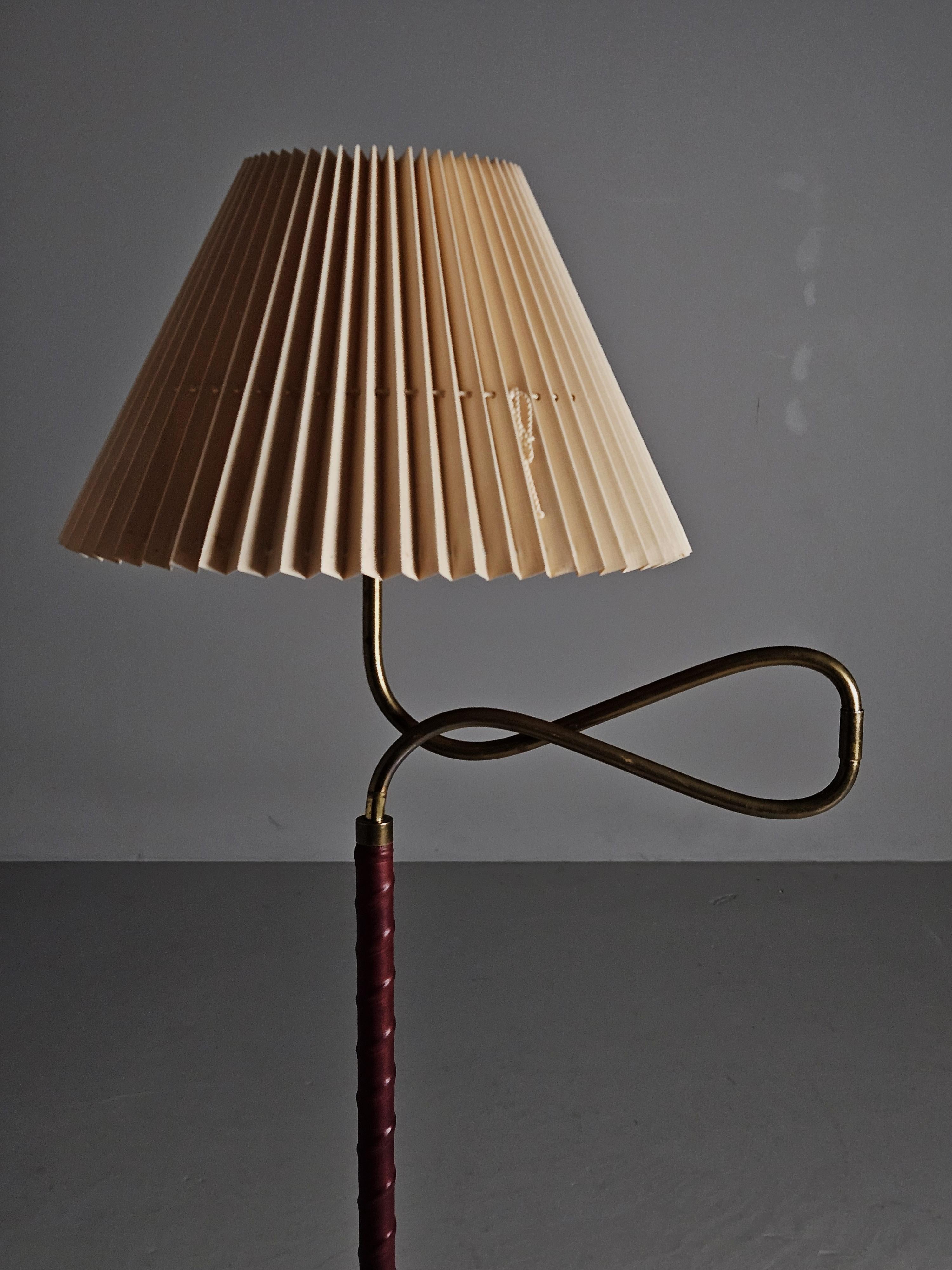 Brass Swedish designer brass, leather and elm floor lamp '4622' by Elhå, 1940s For Sale