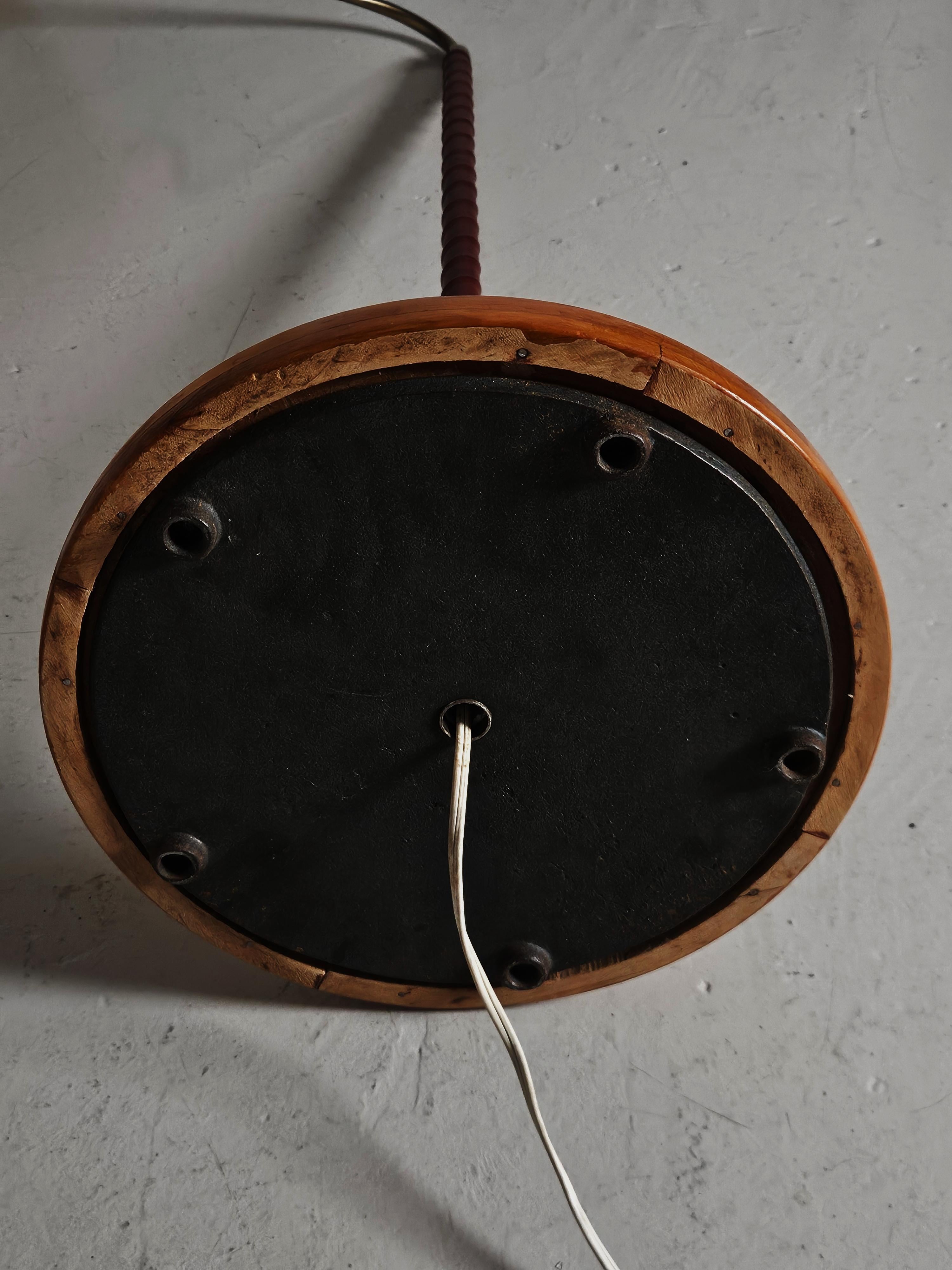 Swedish designer brass, leather and elm floor lamp '4622' by Elhå, 1940s For Sale 3