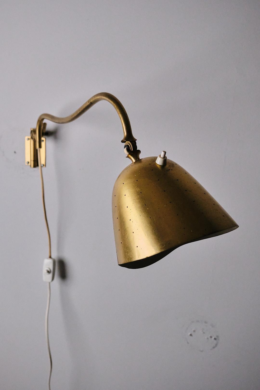 Great wall lamp by unknown designer for Boréns. Produced in Sweden in the middle of the 20th century. 

Adjustable arm. Made in brass with perforated shade. 