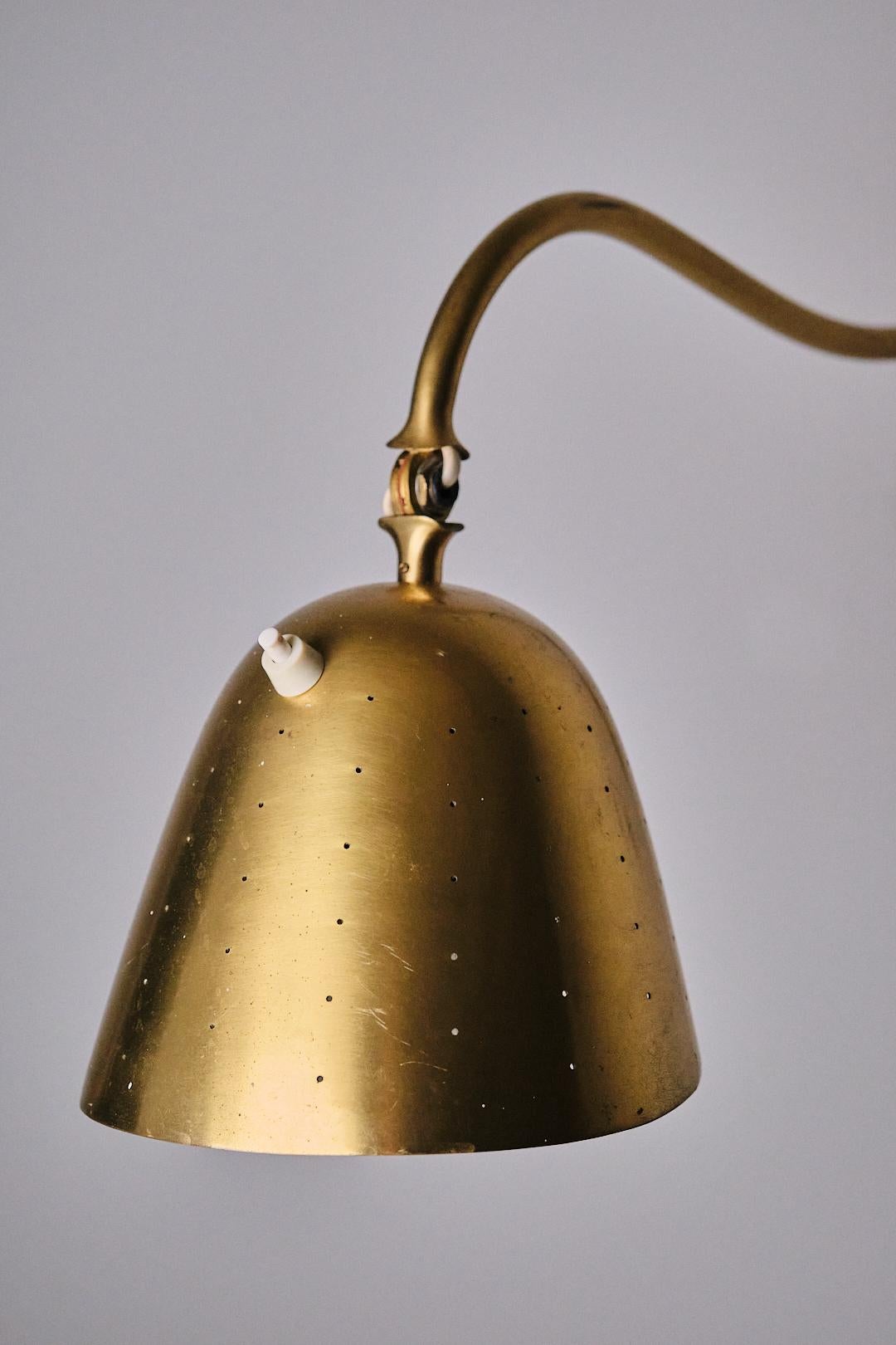 Swedish designer brass wall lamp by Boréns, 1940s In Fair Condition In Eskilstuna, SE