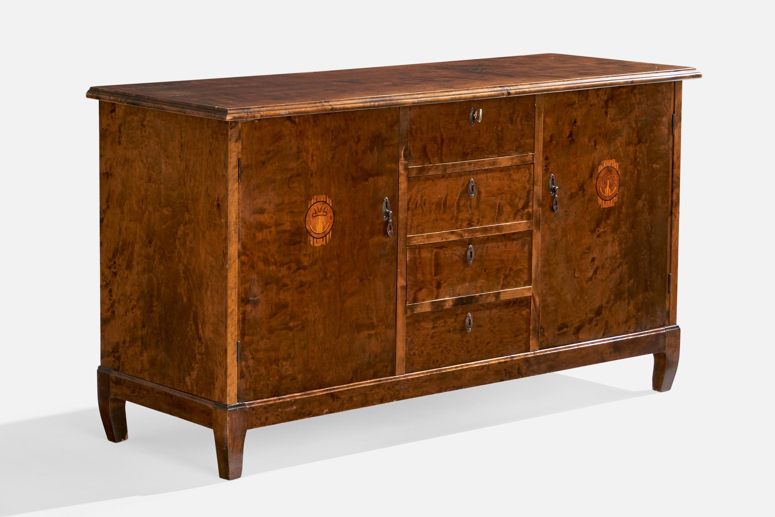 Ein Schrank aus dunkel gebeizter Birke und Metall, entworfen und hergestellt in Schweden, ca. 1930.

Abmessungen: 28,5