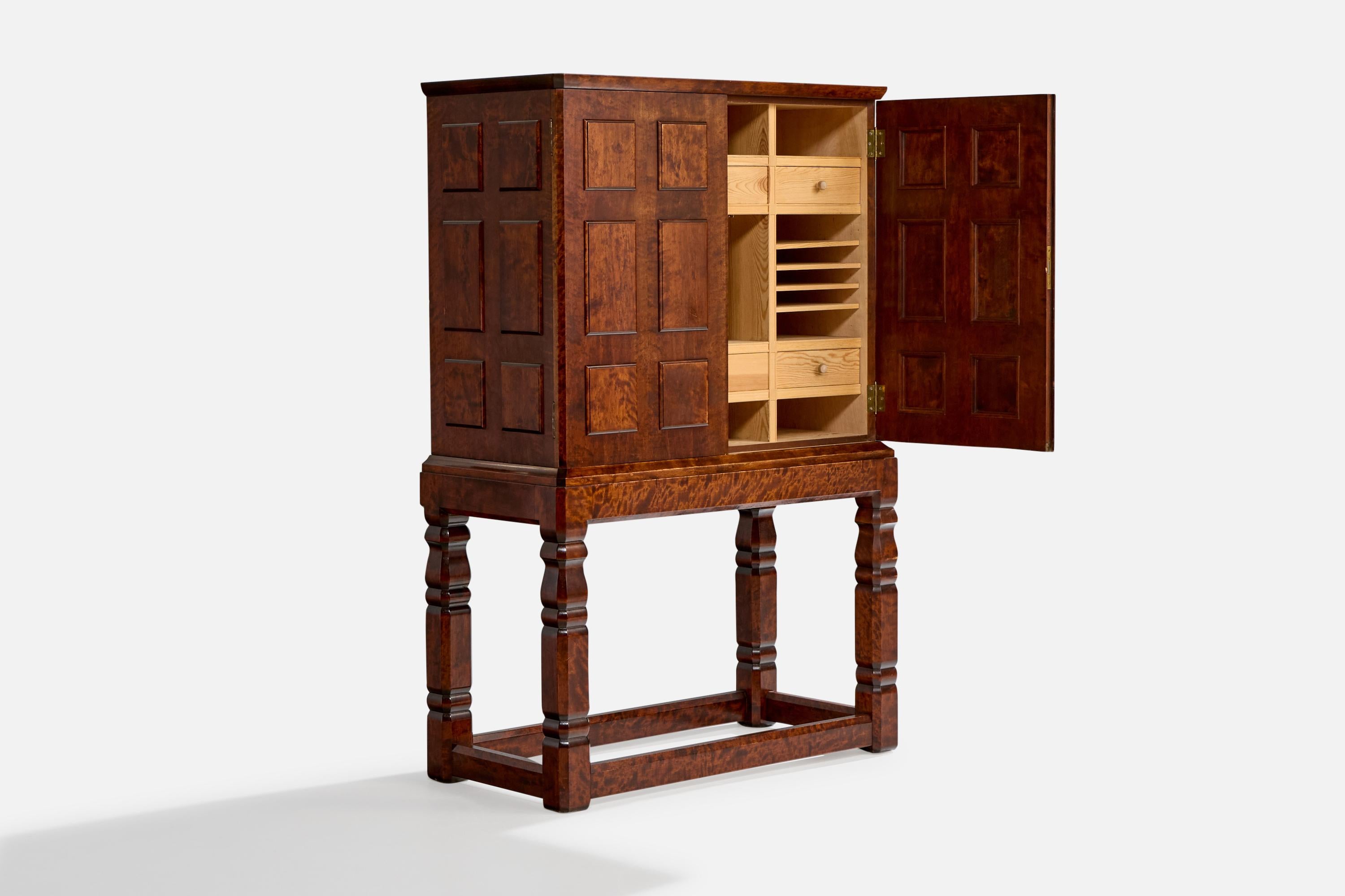 Schwedischer Designer, Schrank, Birke, Schweden, 1930er Jahre im Zustand „Gut“ im Angebot in High Point, NC