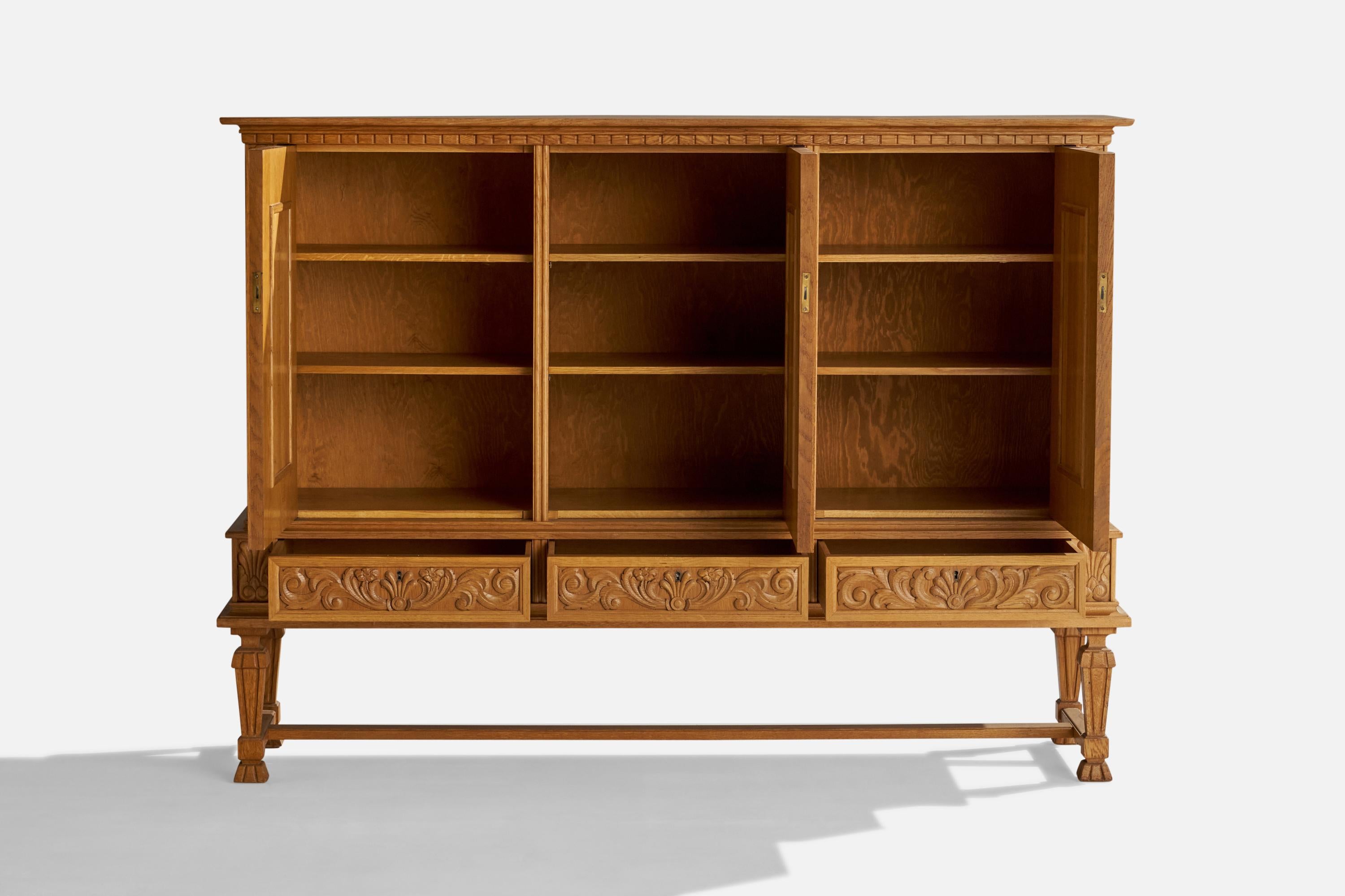 Début du 20ème siècle Designer suédois, meuble de rangement, chêne, Suède, années 1920 en vente