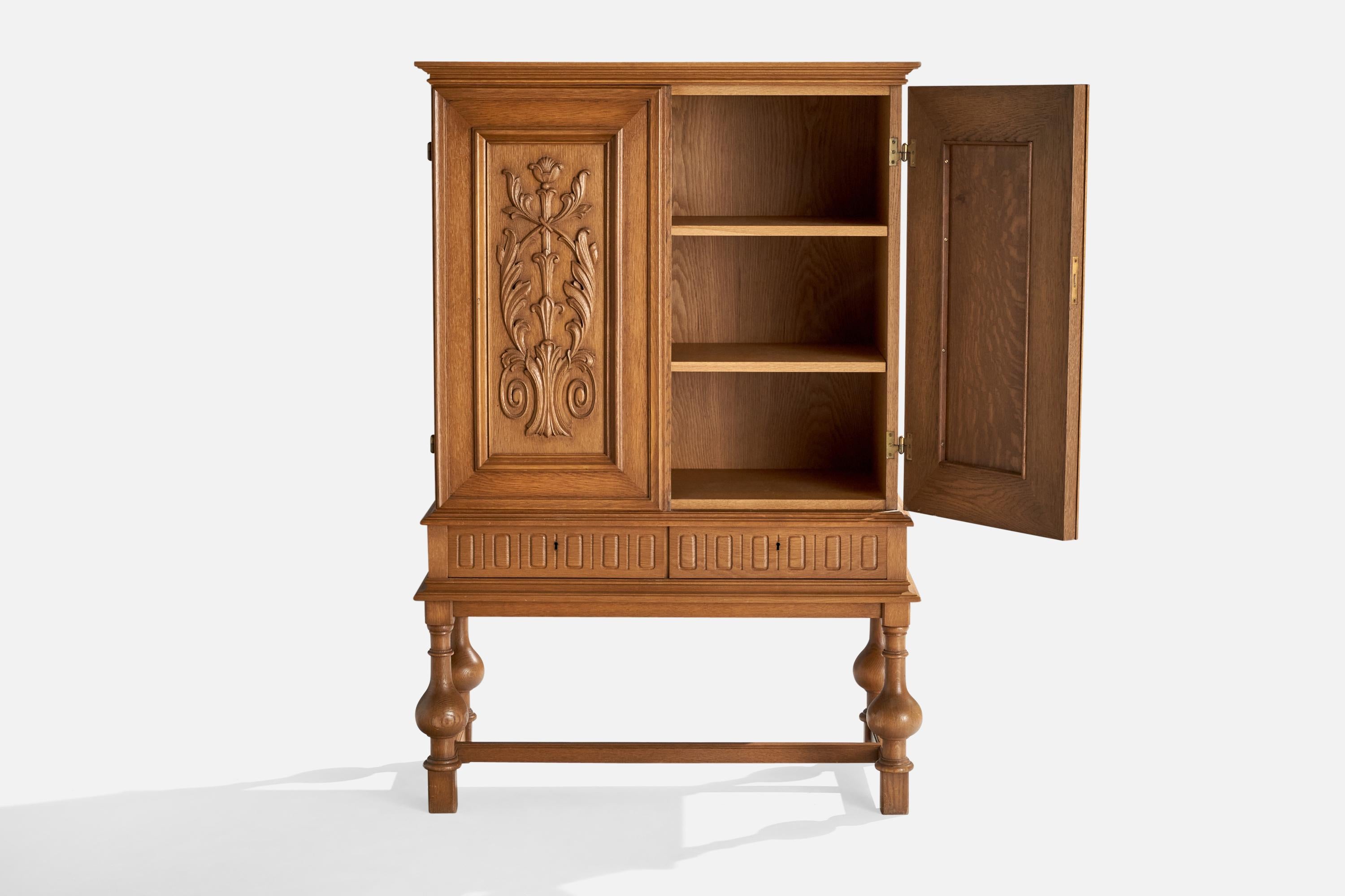 Schwedischer Designer, Schrank, Eiche, Schweden, 1930er Jahre im Zustand „Gut“ in High Point, NC