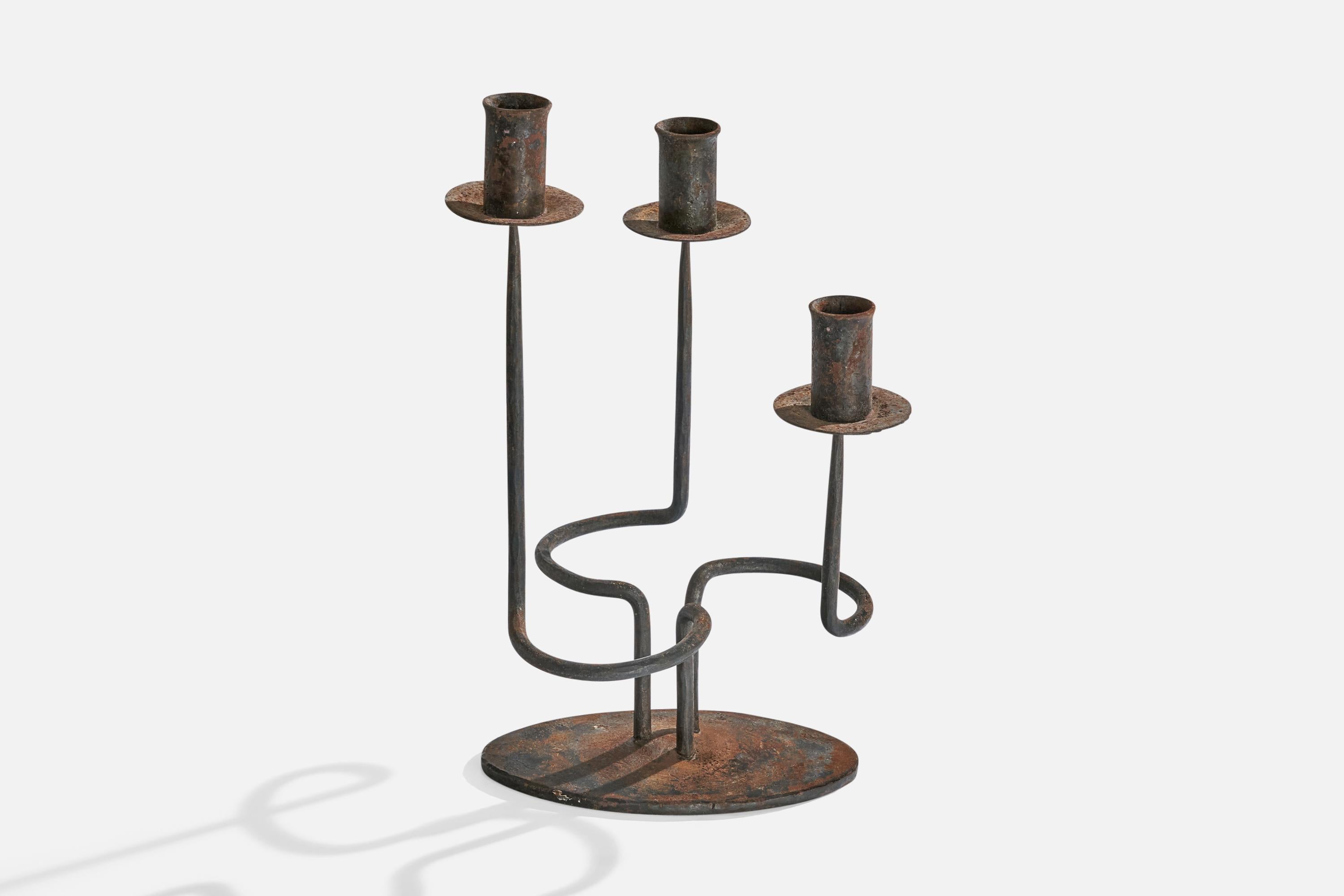 Scandinave moderne Créateur suédois, candélabre, fer, Suède, années 1940 en vente