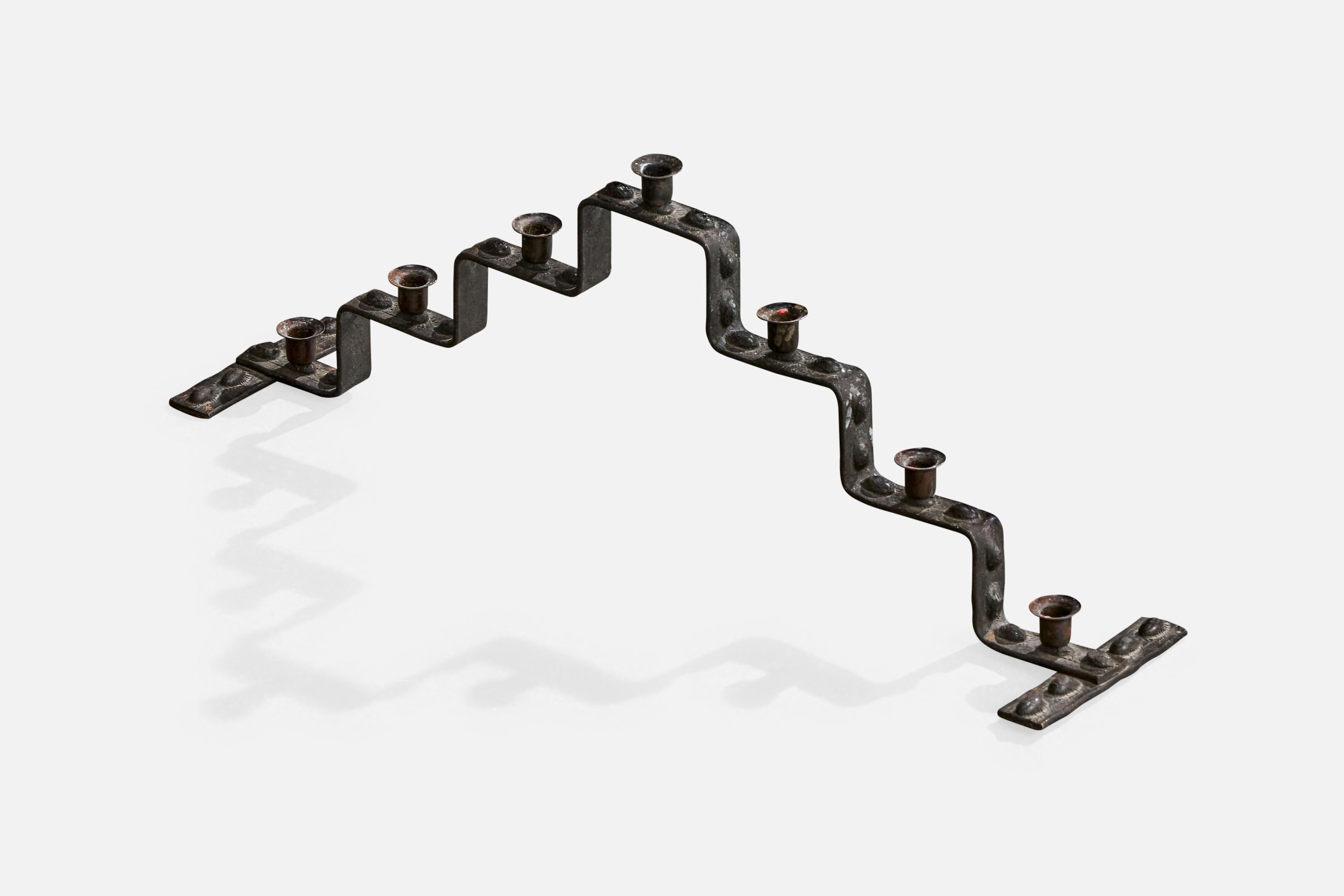 Candelabro in ferro dipinto di nero progettato e prodotto in Svezia, anni '60 circa.

Dimensioni complessive (pollici): 6,3 