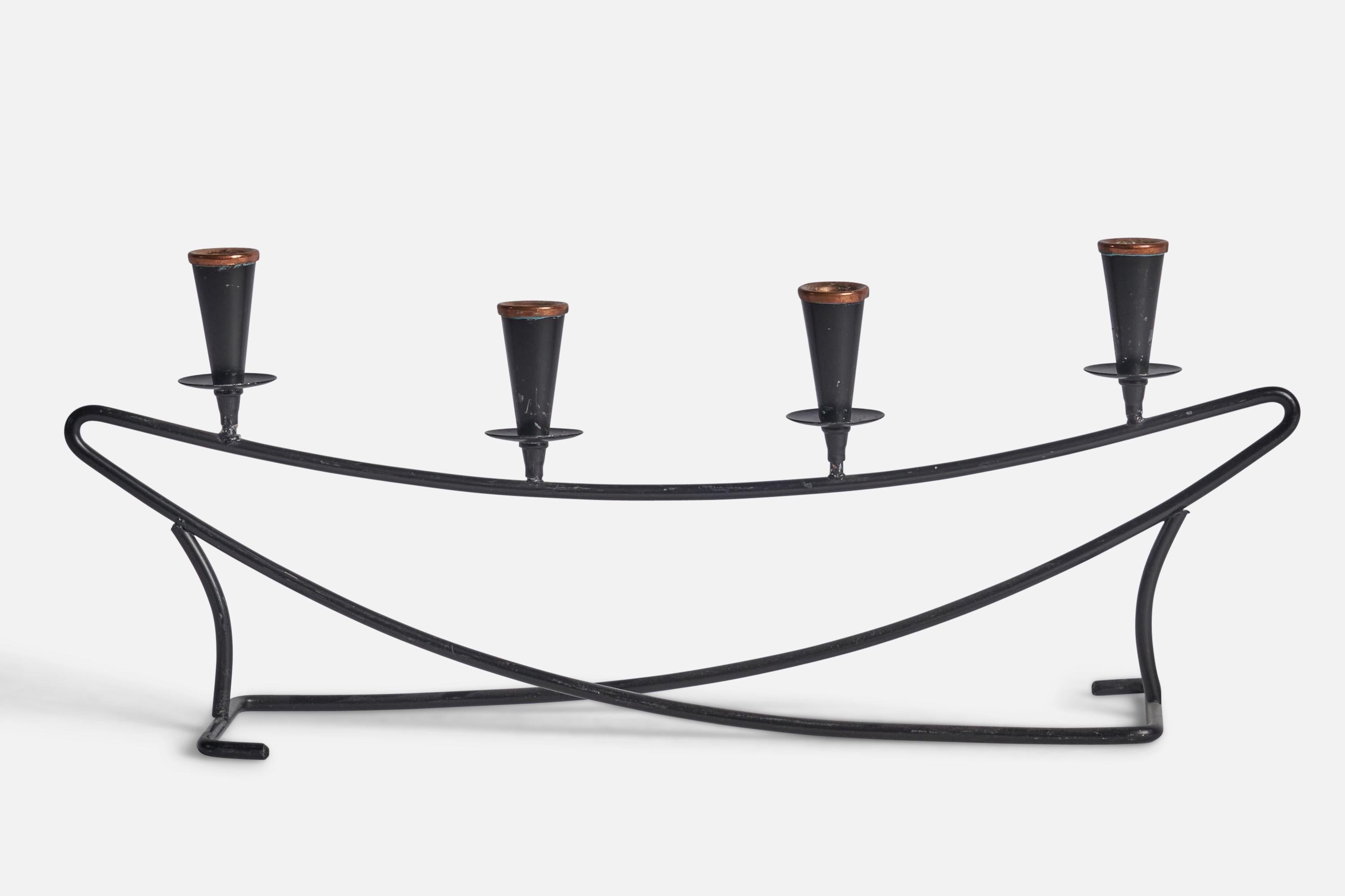 Ein Kandelaber aus schwarz lackiertem Metall und Messing, entworfen und hergestellt in Schweden, 1950er Jahre.

Passend für Kerzen mit 0.5