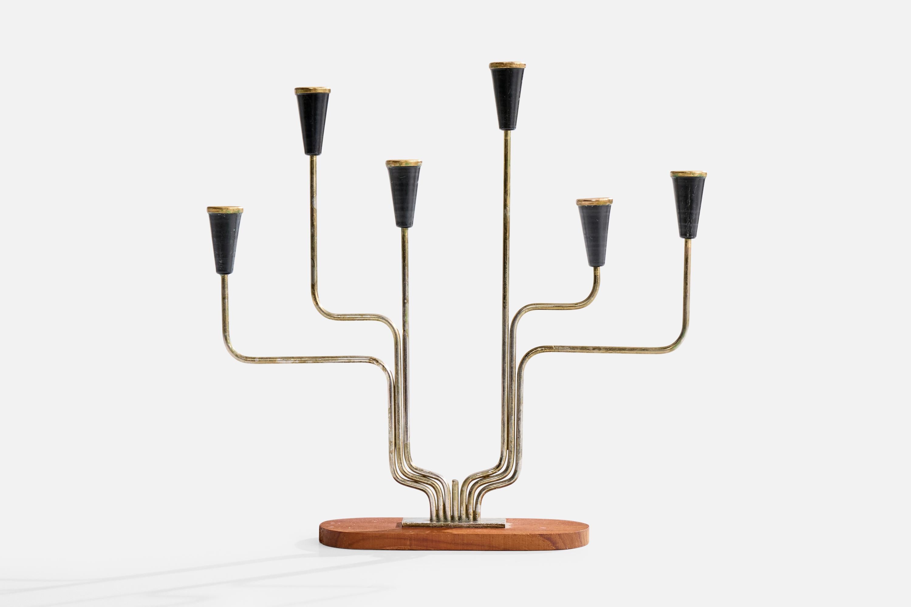 Chandelier en laiton, plaqué laiton, métal laqué noir et teck, conçu et produit en Suède, C.C.

Peut contenir six bougies de 0,5