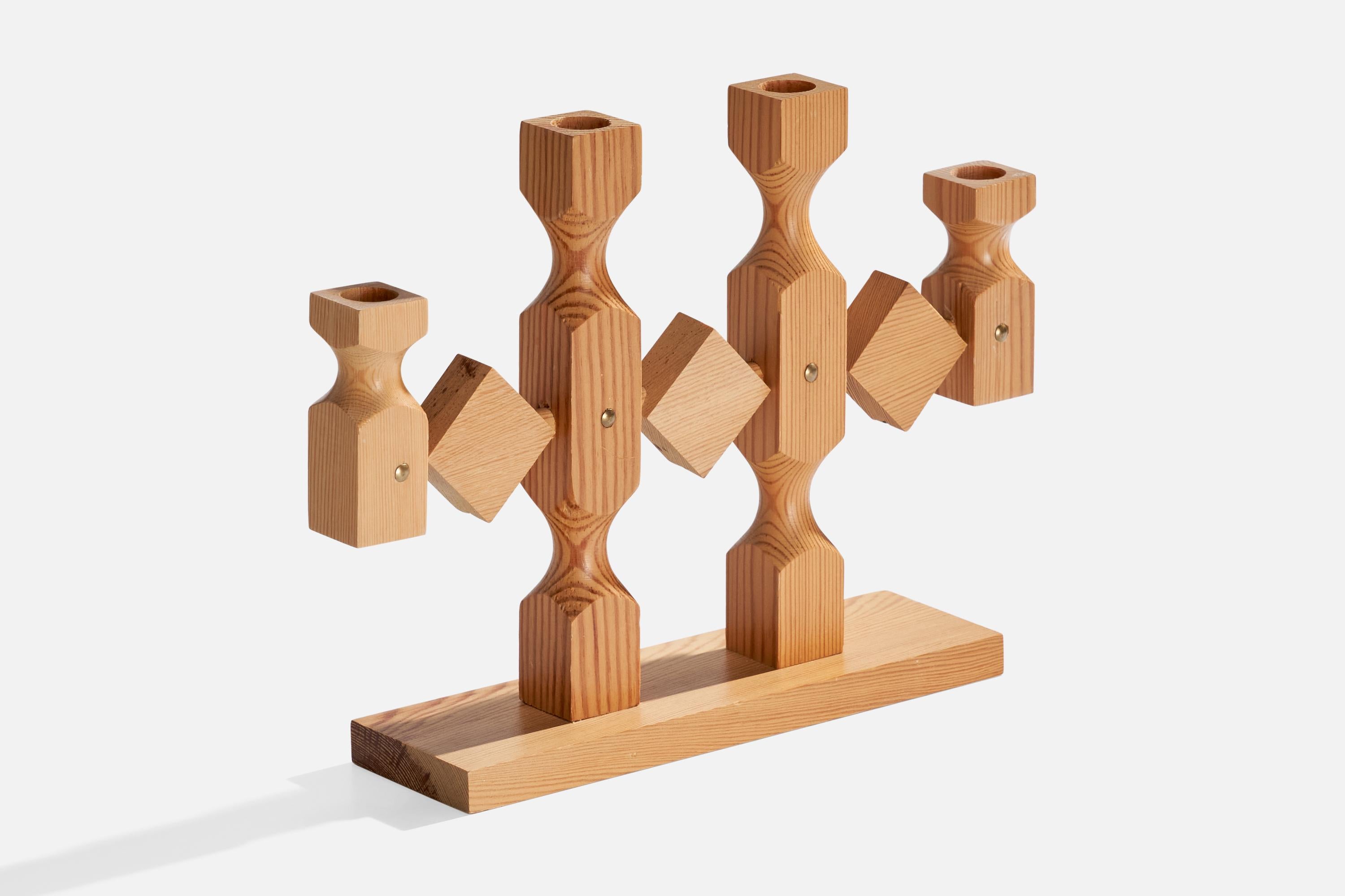 Candelabro in pino progettato e prodotto in Svezia, anni '70 circa.

Dimensioni: 8,875