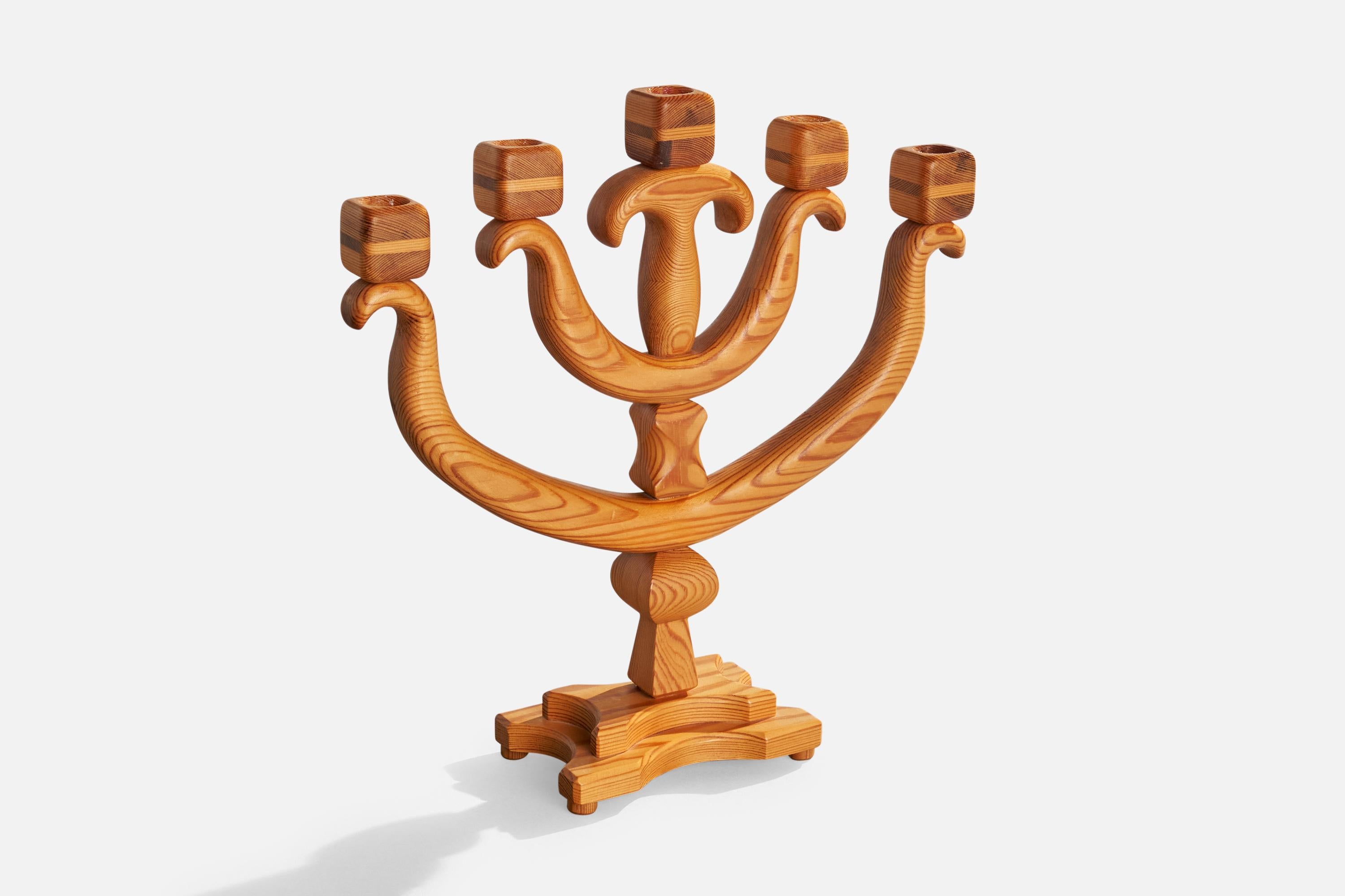 Un candelabro in pino progettato e prodotto in Svezia, datato 1989,

Dimensioni: 13,25