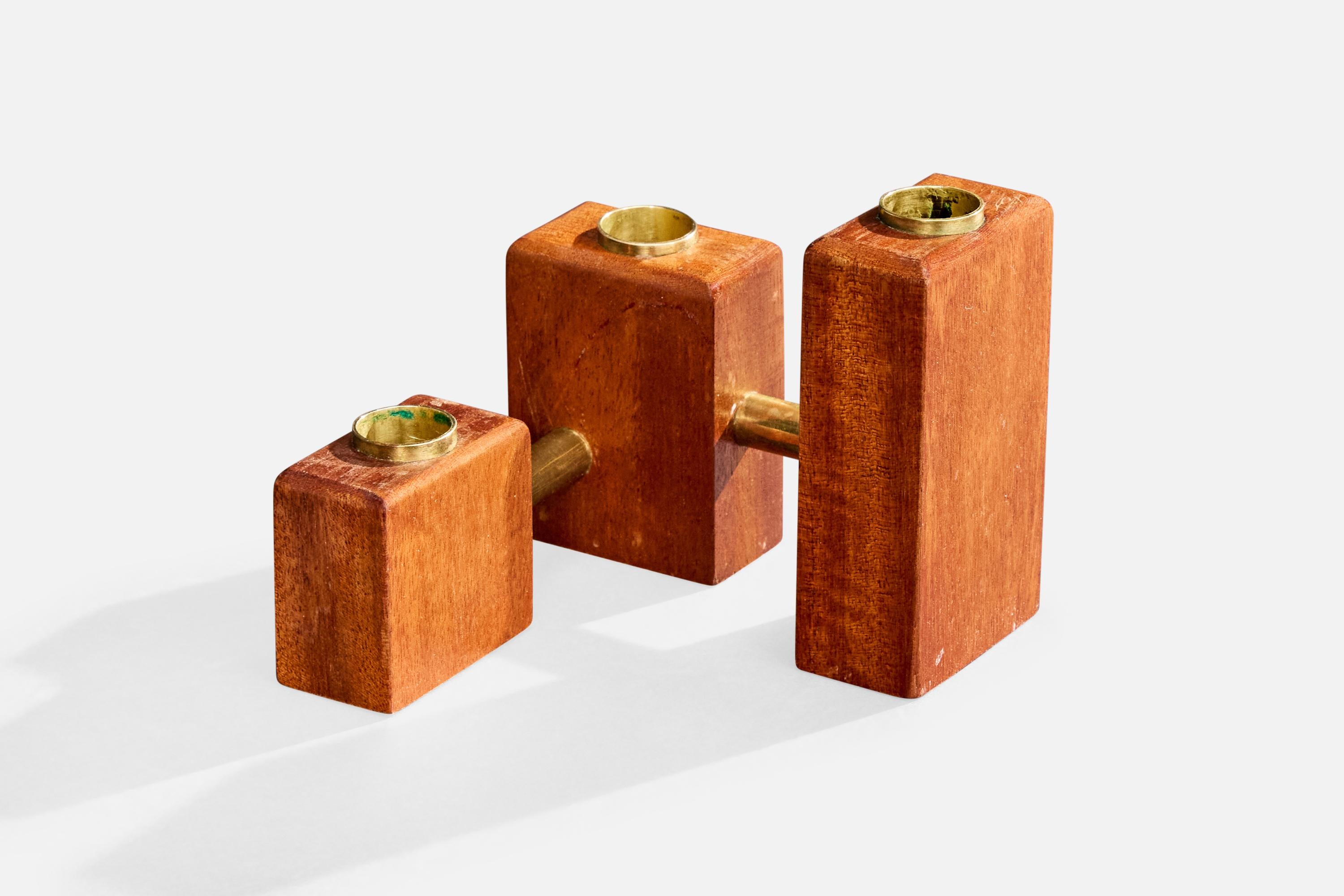 Candelabro in teak e ottone progettato e prodotto in Svezia, anni '50 circa.

Contiene tre candele da 0,75