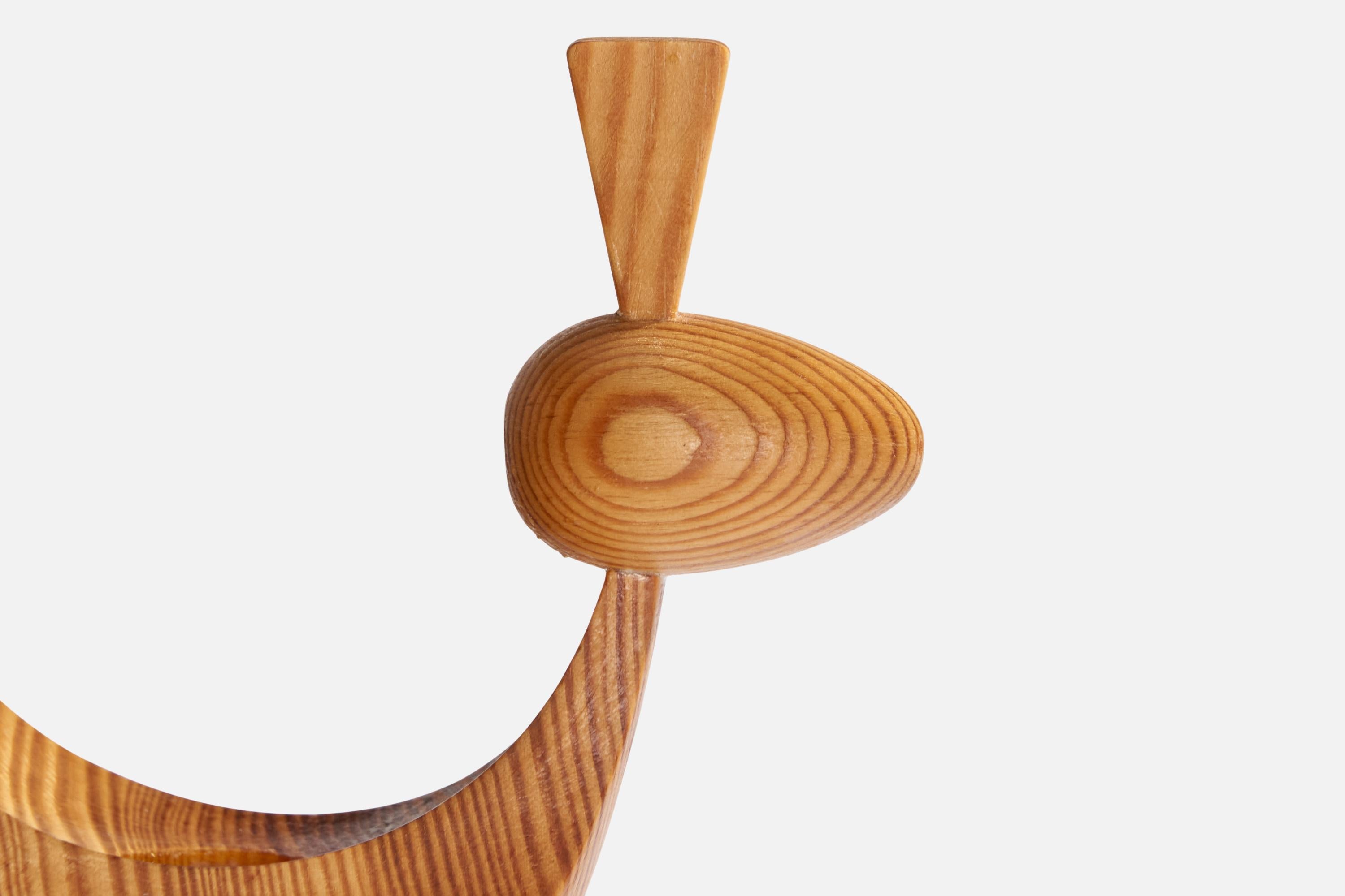 Candelero de pino diseñado y fabricado en Suecia, c. 1970.

Dimensiones: 4,375