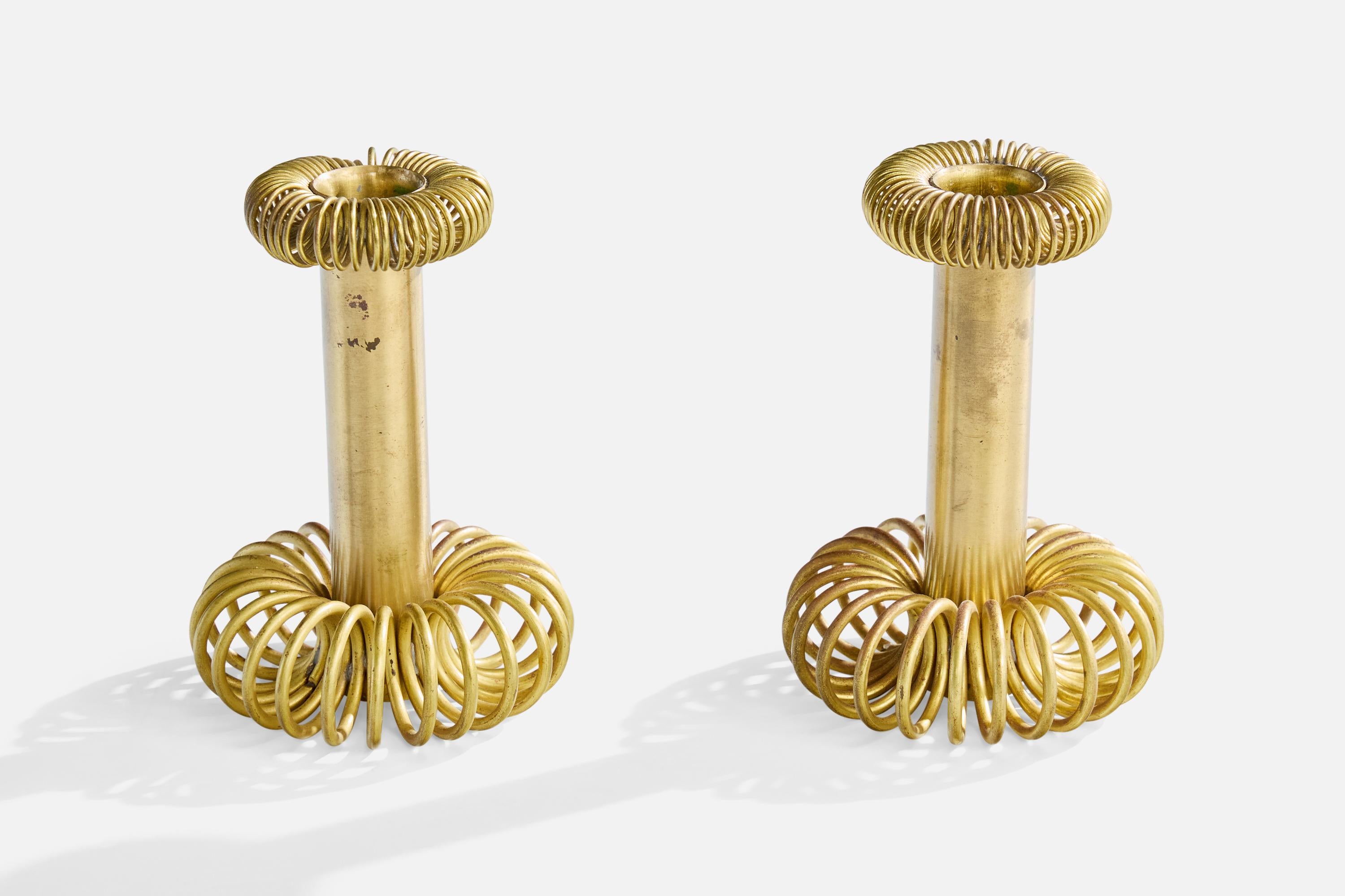 Pareja de candelabros de latón diseñados y fabricados en Suecia, c. 1950.

Ligera oxidación acorde con la edad y el uso.

Admite velas de 0,85