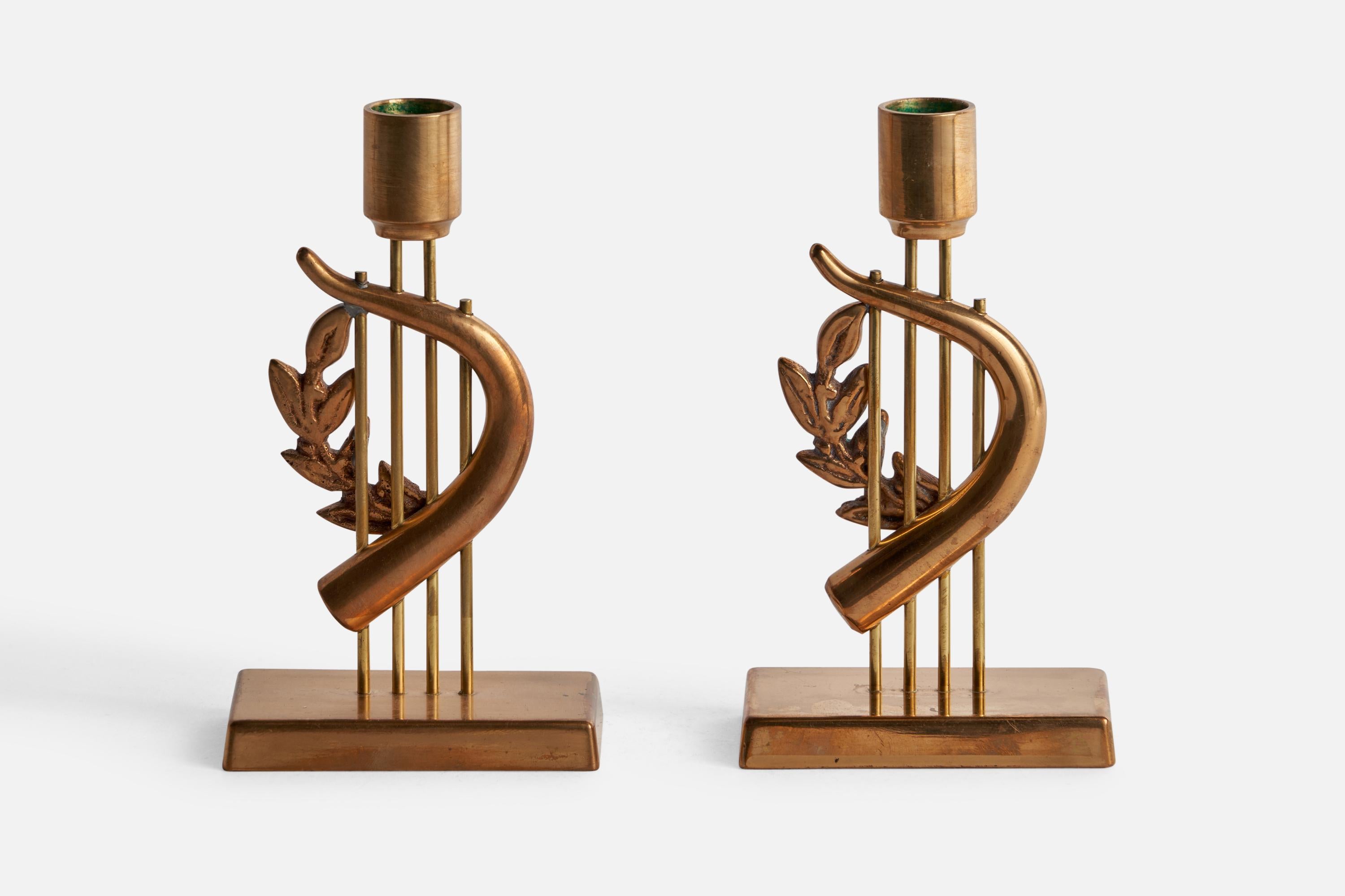 Ein Paar Kerzenständer aus Messing, entworfen und hergestellt in Schweden. Geprägtes Design G. Magnusson und datiert 1976.

Geeignet für Kerzen mit einem Durchmesser von 0.65