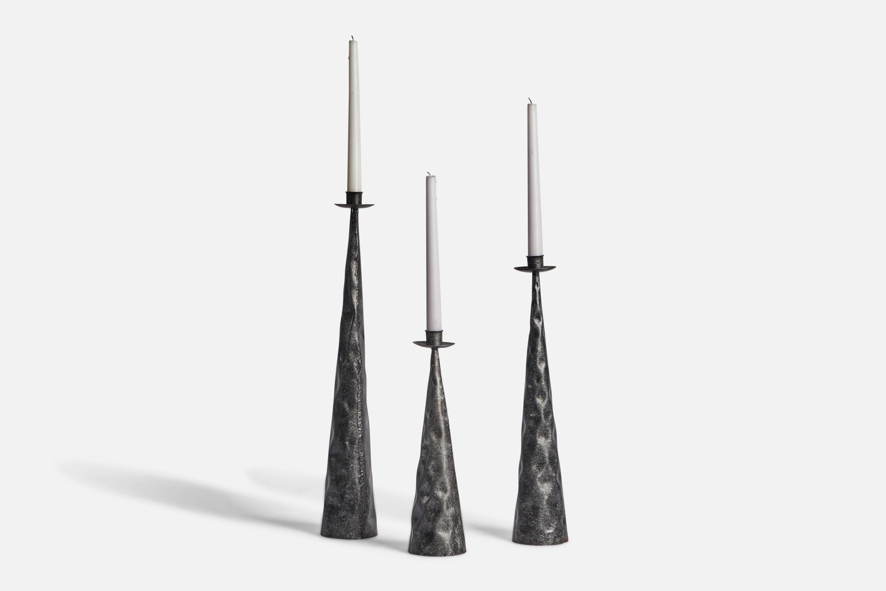 Set di tre candelieri in ferro martellato progettati e prodotti in Svezia, anni '70 circa.

Può contenere candele da 0,8 pollici di diametro. Set di 3. 
Portacandele più alto: Altezza 19,25
Portacandele medio: 16