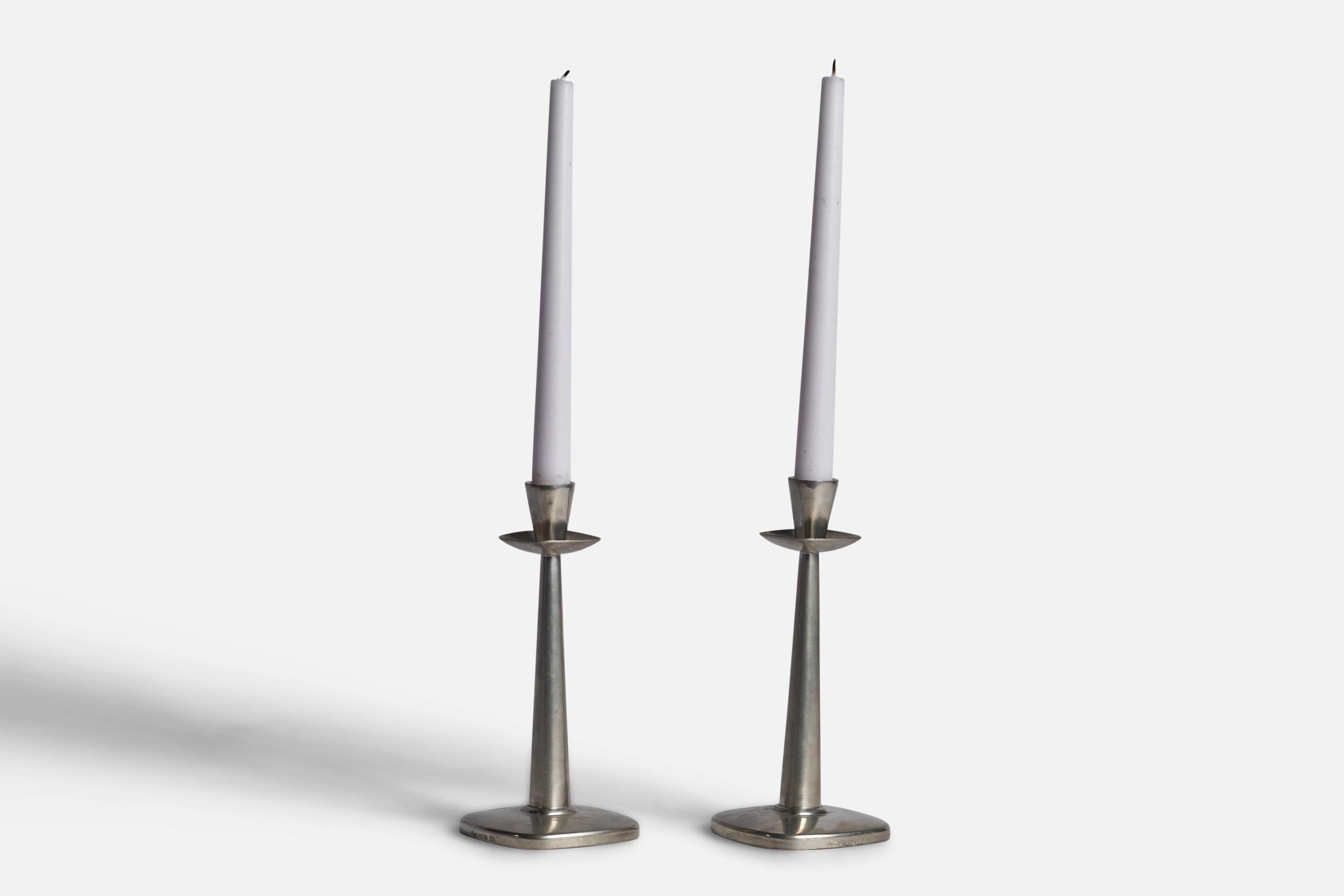 Ein Paar Kerzenhalter aus Zinn, entworfen und hergestellt in Schweden, 1930er Jahre.

für Kerzen mit einem Durchmesser von 0,70
