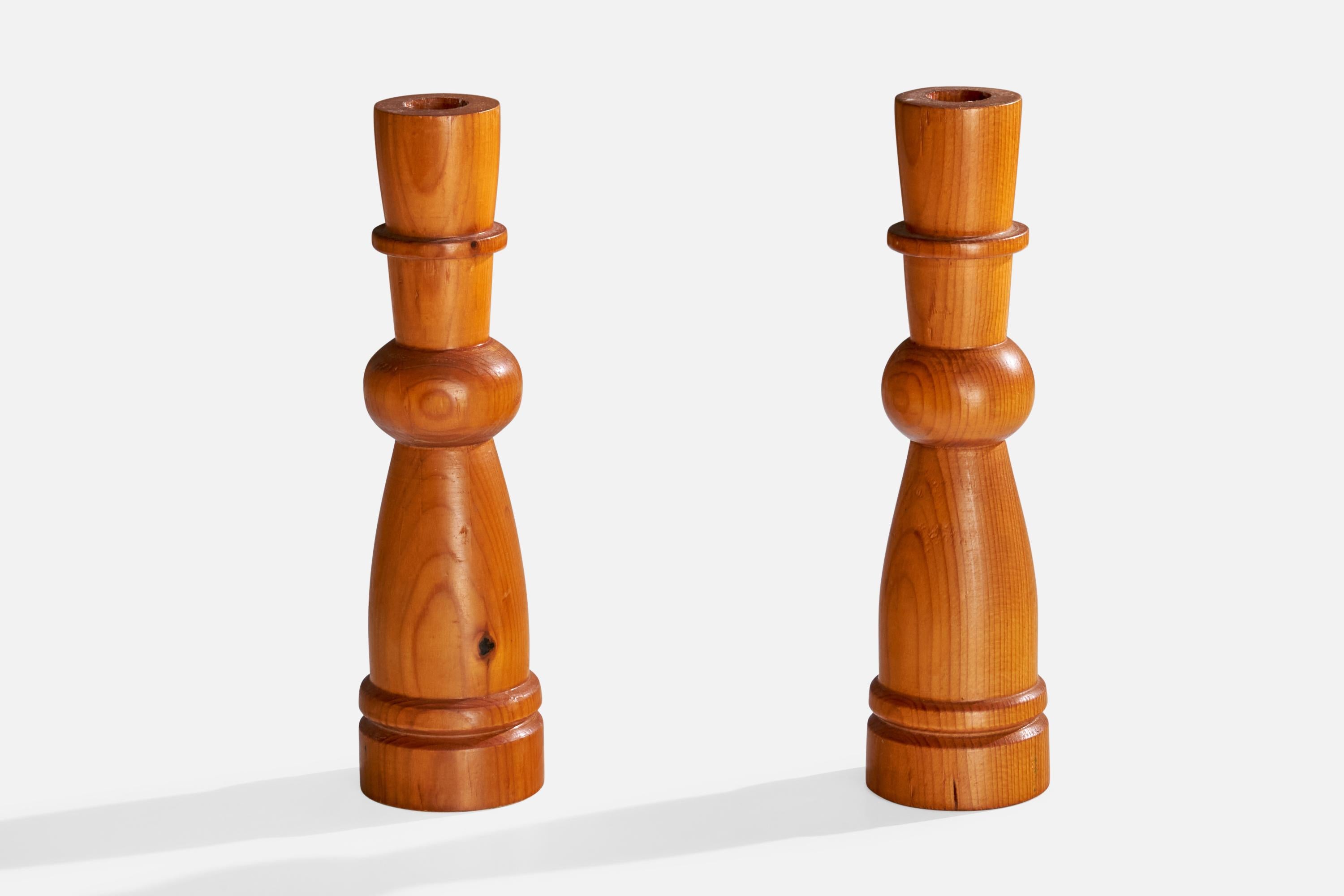 Una coppia di candelieri in legno di pino progettati e prodotti in Svezia, datati 1981.

Dimensioni: 9,625
