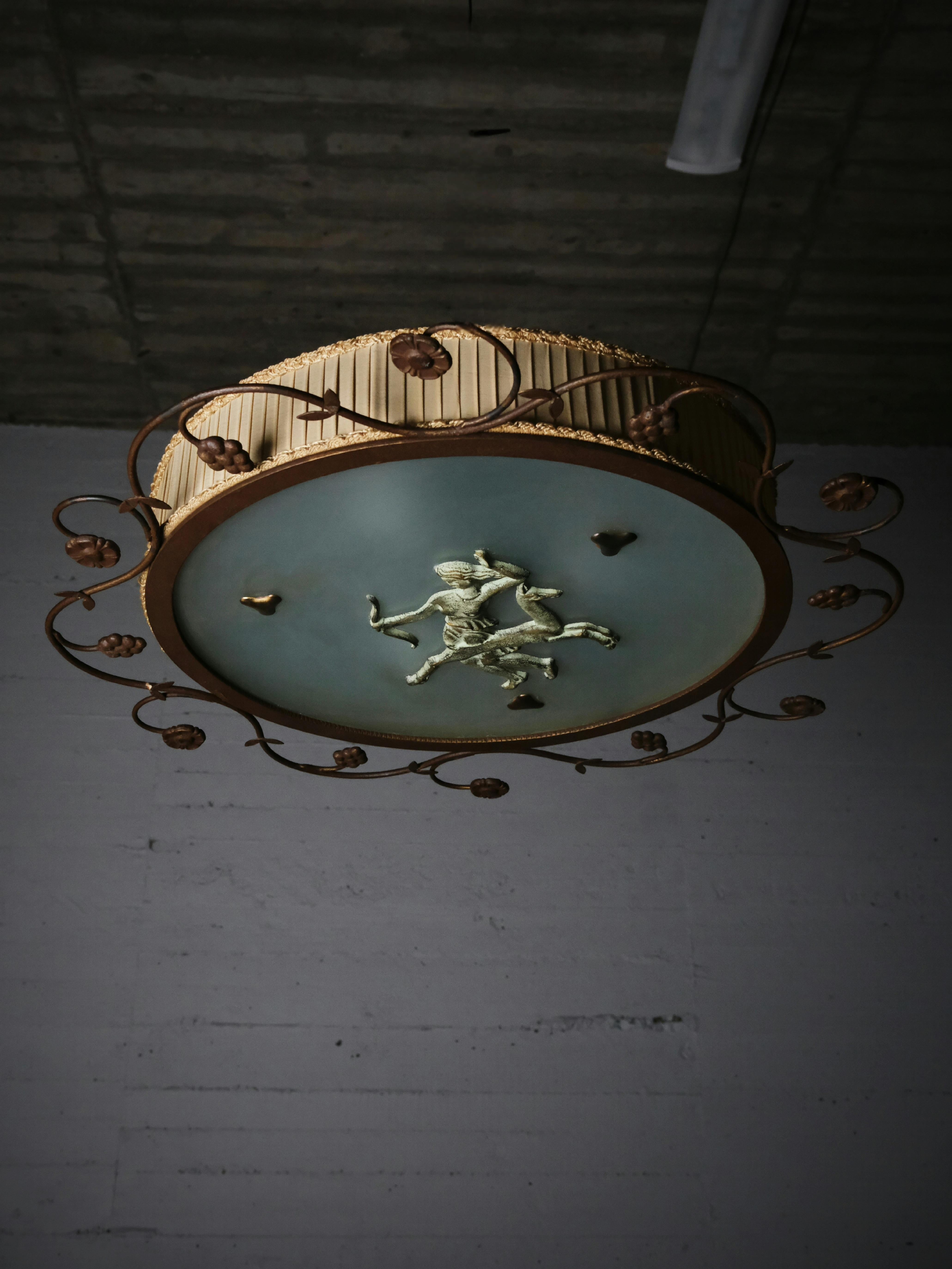 Grande lampada da soffitto realizzata da un designer sconosciuto. Prodotto da Bjerkås, Svezia, negli anni '30. 

Bellissima fattura. 