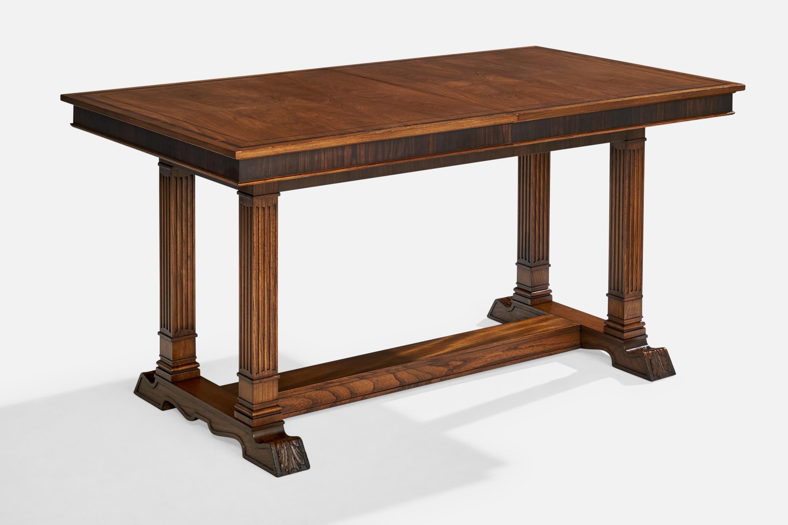 Mesa central o de comedor de roble y taracea de Macassar, diseñada y fabricada en Suecia, c. 1930.

Dimensiones: 29,125
