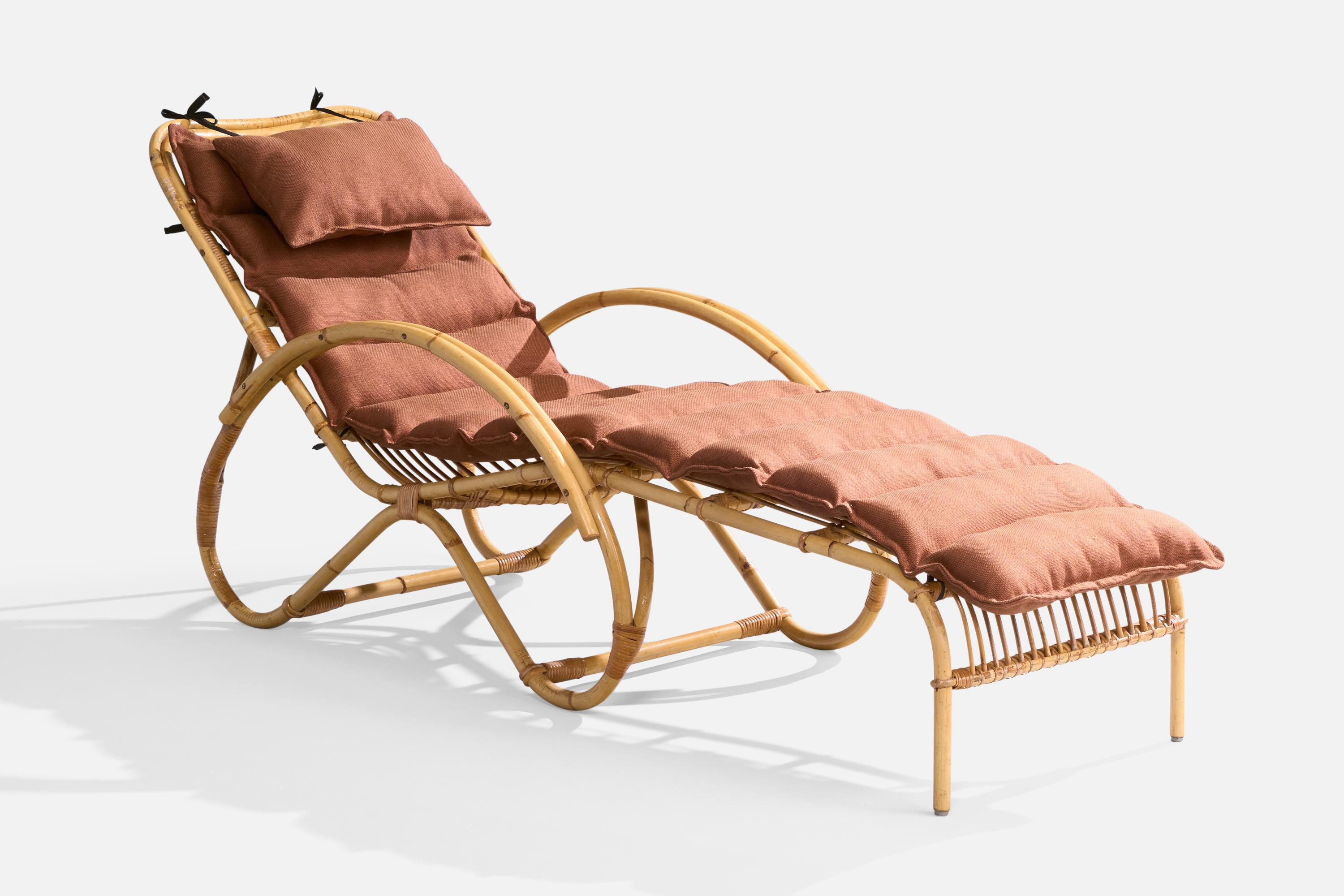 Chaise longue de bambú, ratán y tela roja, diseñada y fabricada en Suecia, c. 1960.

Retapizado en tela totalmente nueva.

Dimensiones: 29,5