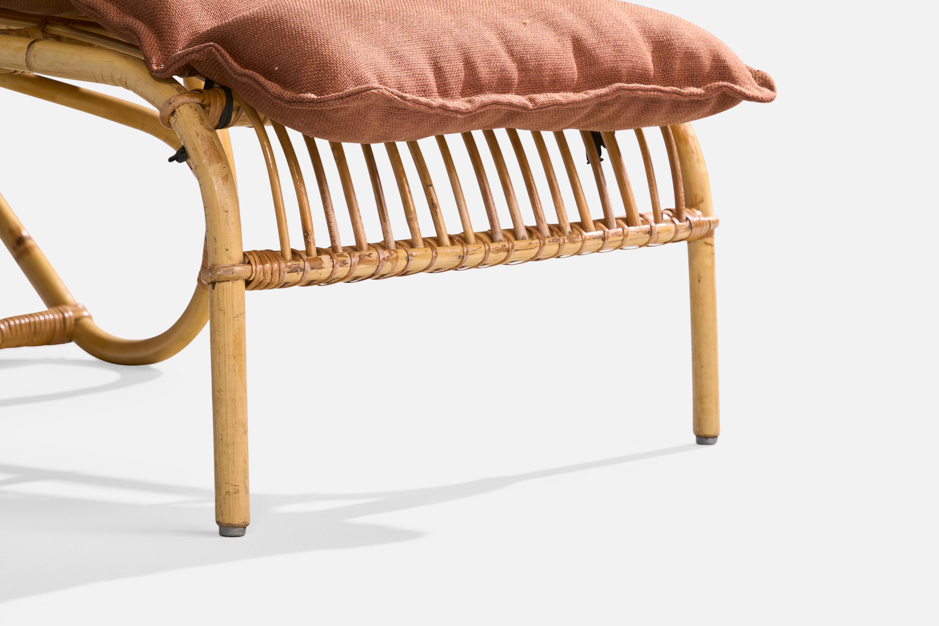 Diseñador sueco, Chaise Longue, bambú, ratán, tela, años 60 en Bueno estado para la venta en High Point, NC