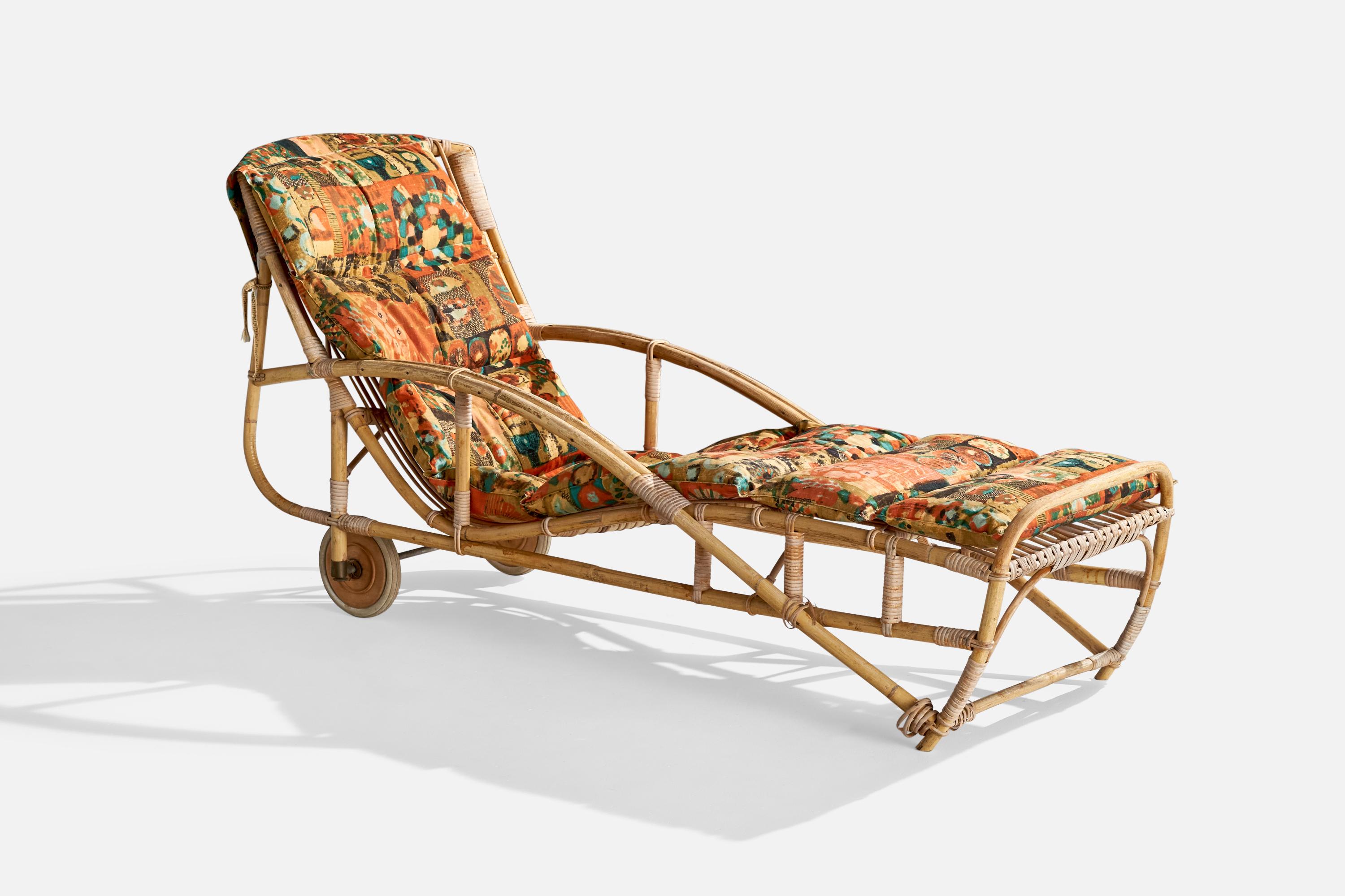 Chaise longue en bambou, rotin, tissu, bois et caoutchouc, conçue et fabriquée en Suède, vers les années 1940.

Hauteur de l'assise : 16