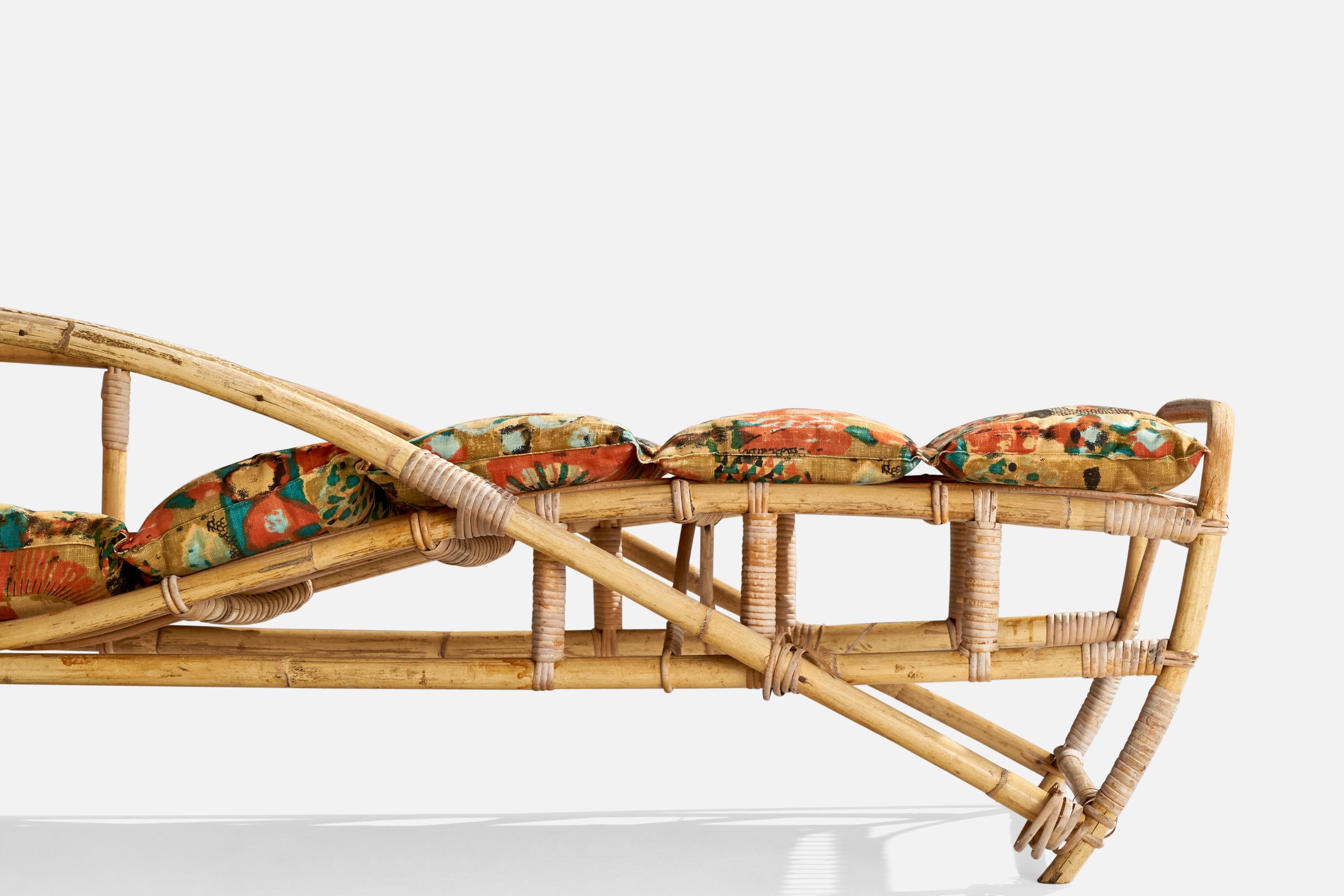 Scandinave moderne Designer suédois, chaise longue, bambou, rotin, bois, tissu, Suède, années 1940 en vente