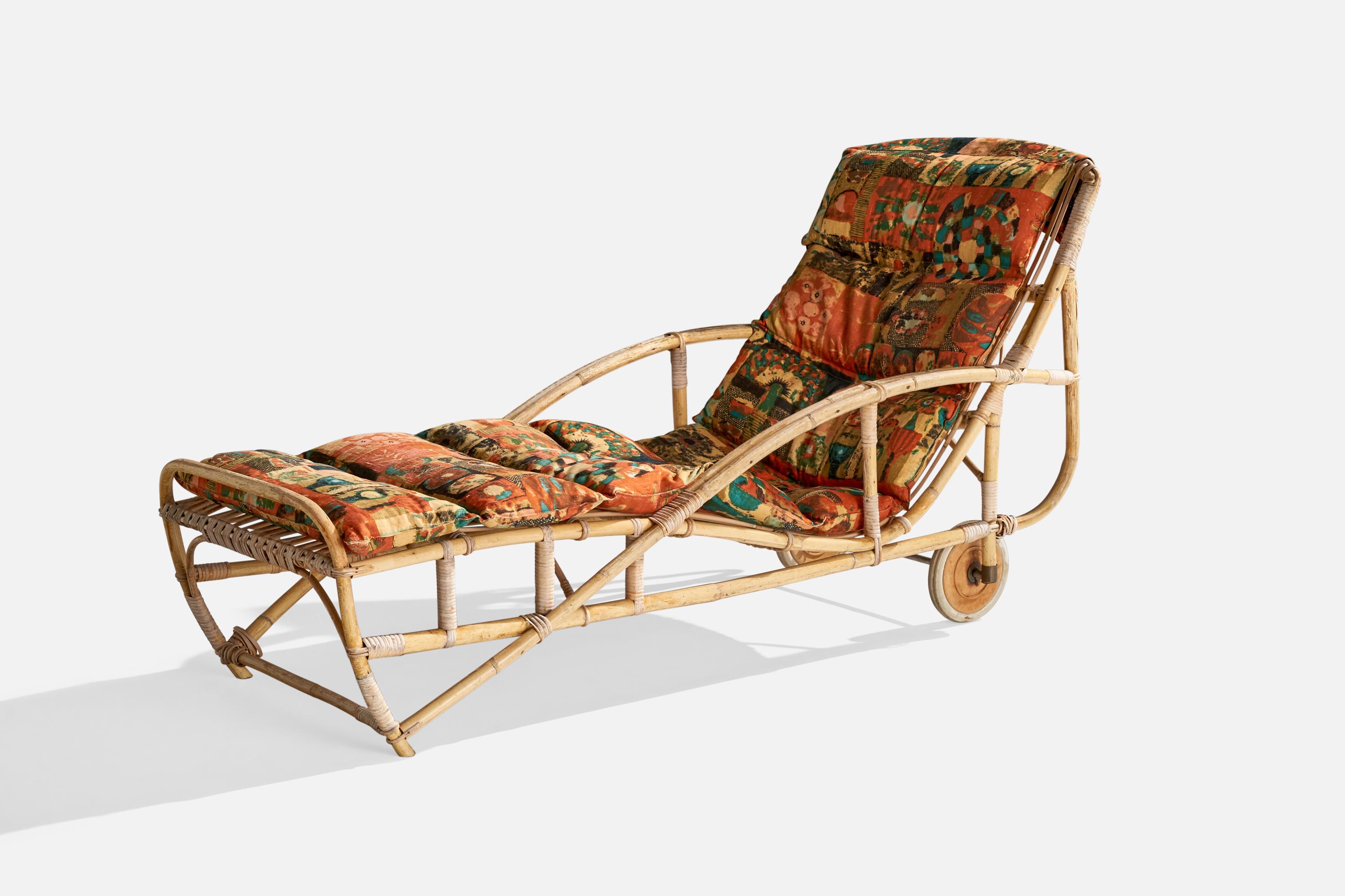 Tissu Designer suédois, chaise longue, bambou, rotin, bois, tissu, Suède, années 1940 en vente