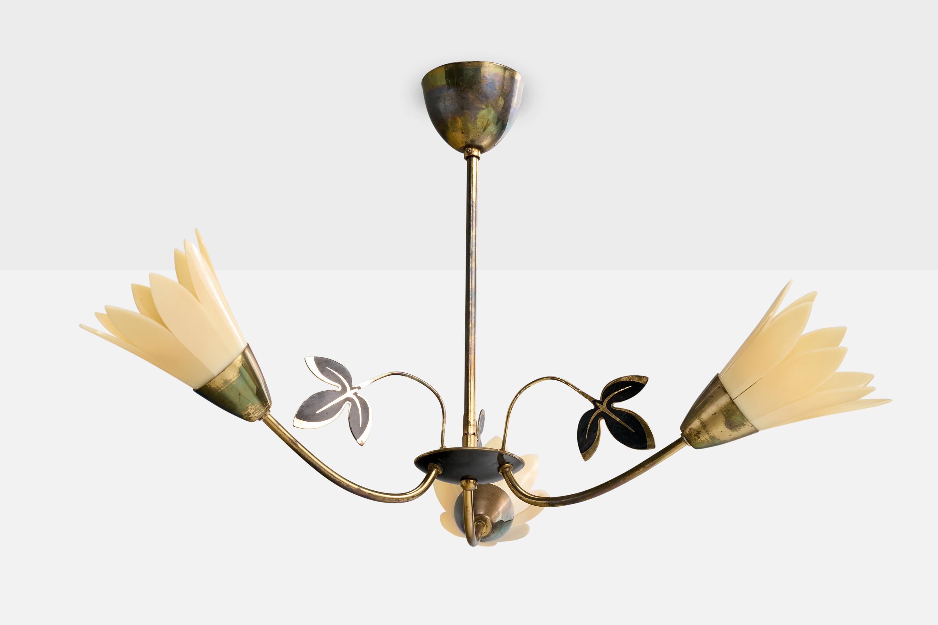 Lustre en laiton et acrylique beige, conçu et produit en Suède, c.C. années 1970.

Dimensions globales (pouces) : 16.0 