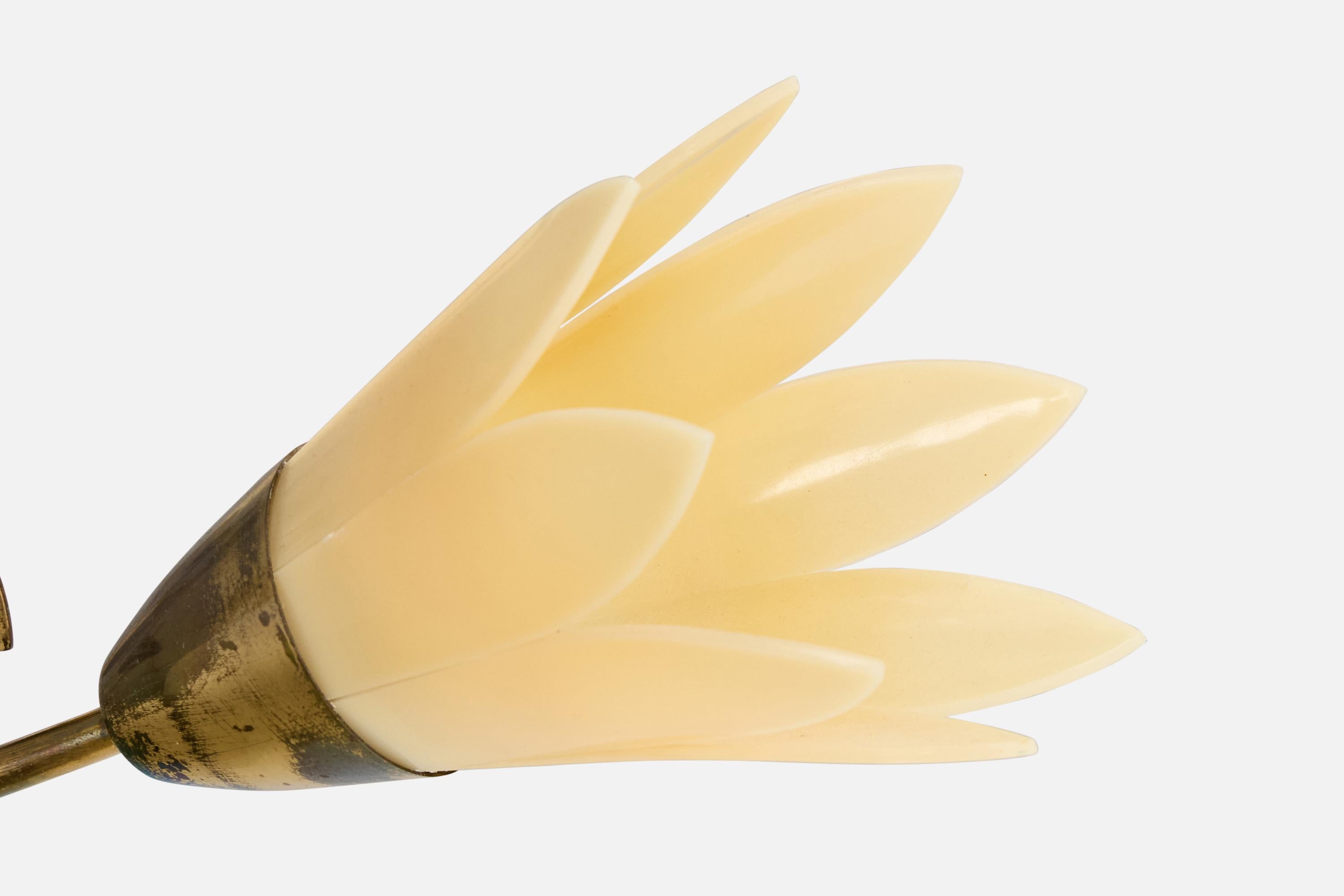 Laiton Designer suédois, lustre, laiton, acrylique, Suède, années 1970
