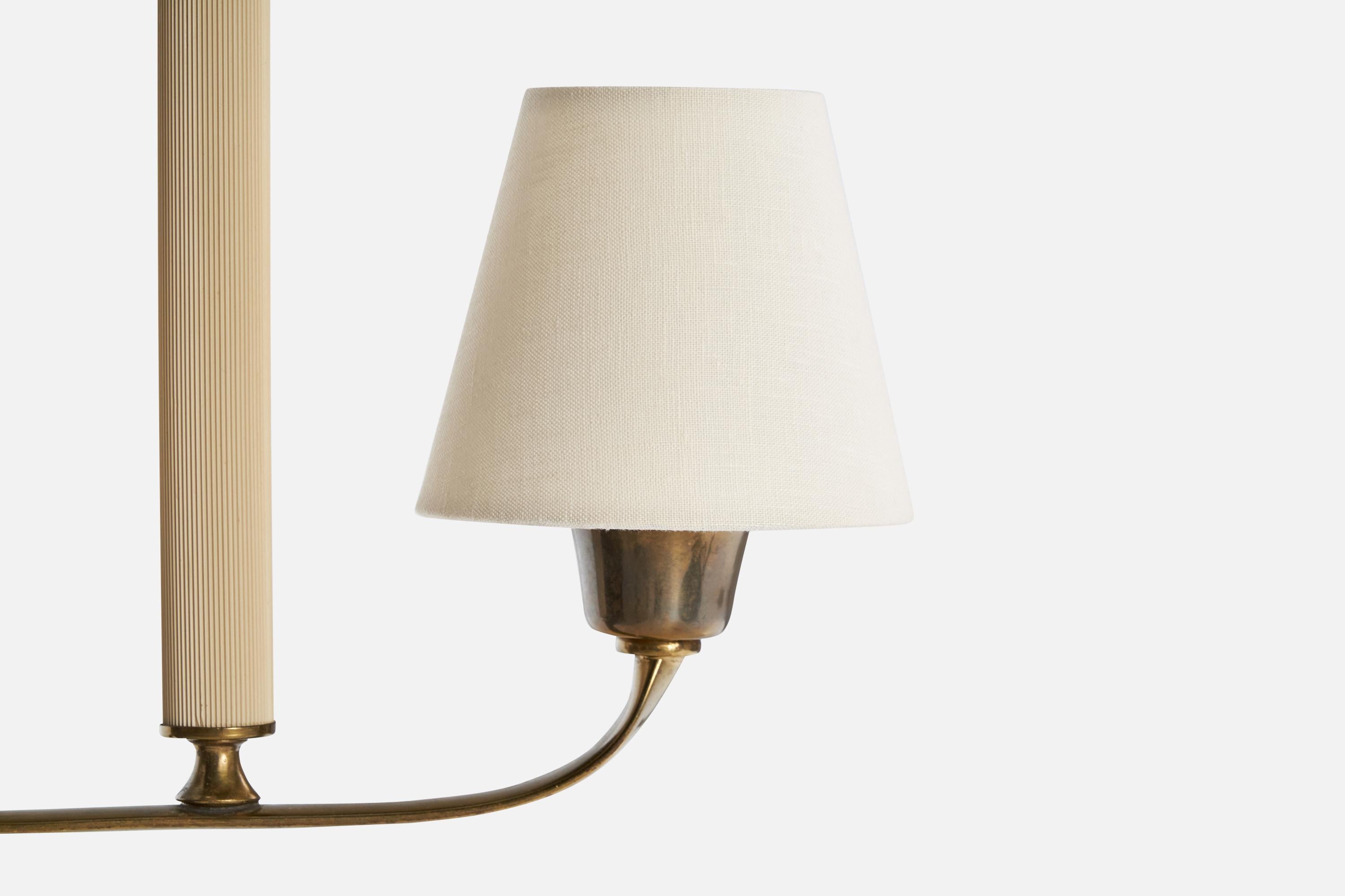 Designer suédois, lustre, laiton, bakélite, tissu, Suède, années 1940 Bon état - En vente à High Point, NC
