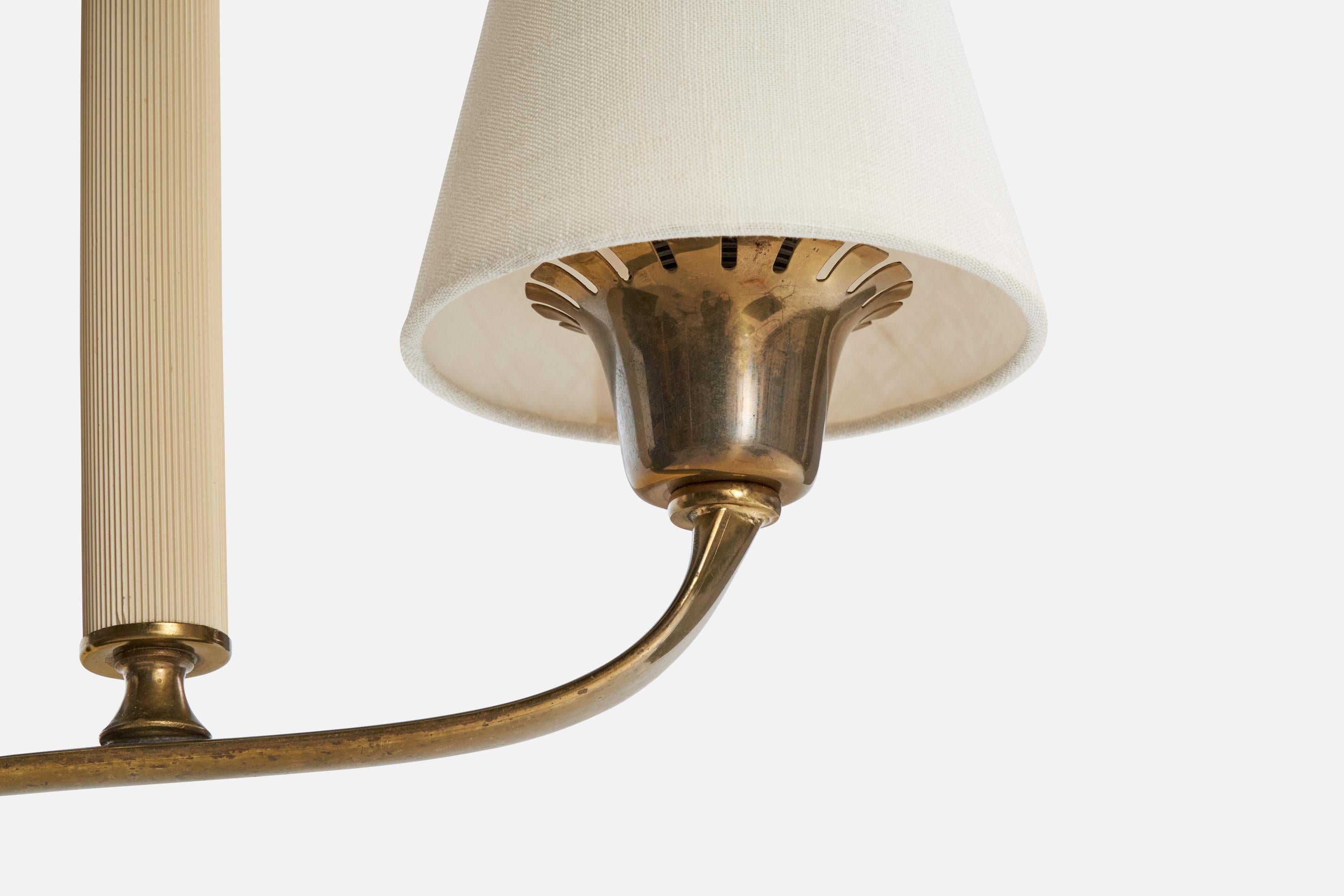Milieu du XXe siècle Designer suédois, lustre, laiton, bakélite, tissu, Suède, années 1940 en vente