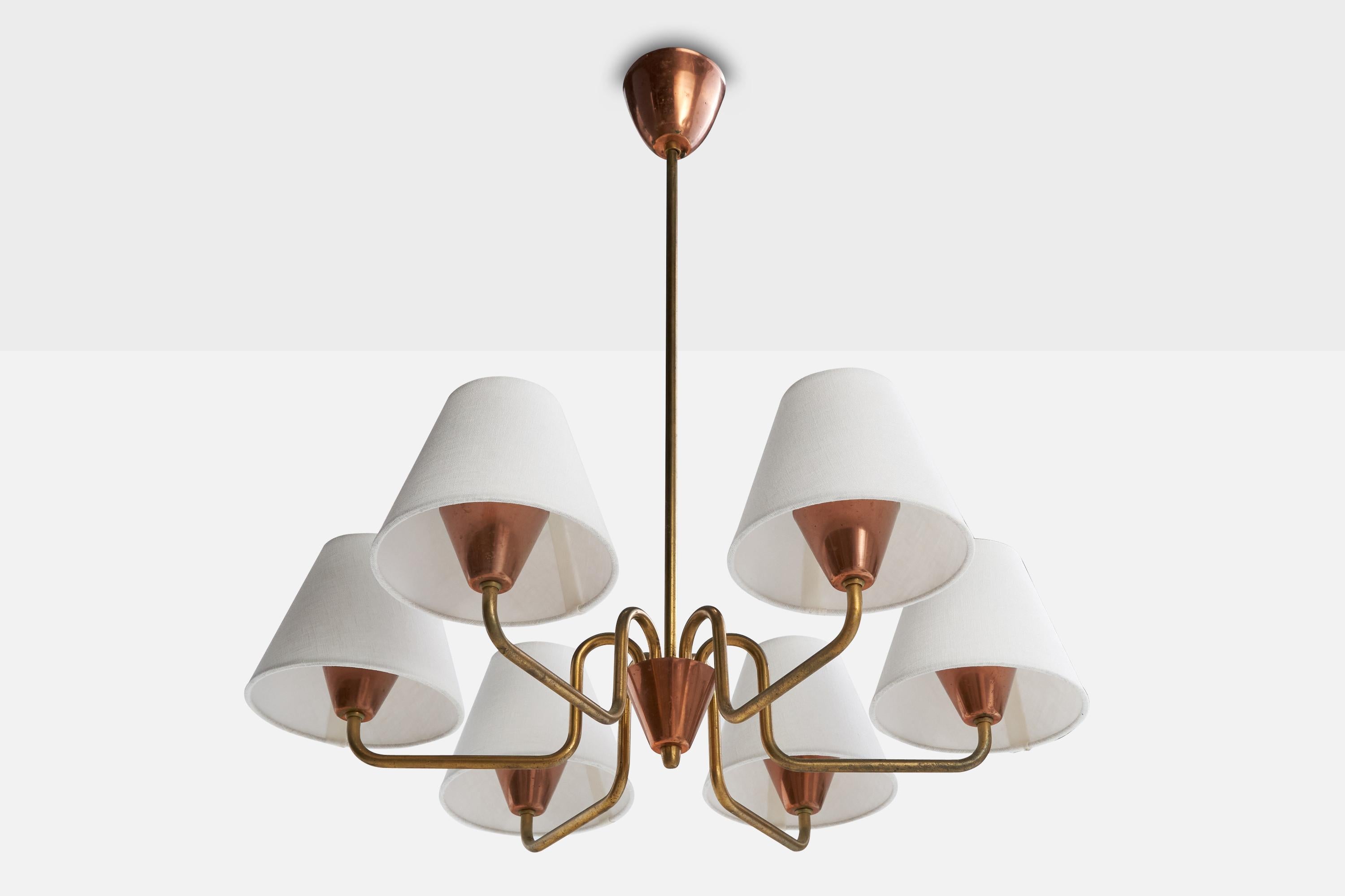 Lustre en laiton, cuivre et tissu blanc conçu et produit en Suède, c.C. 1950.

Dimensions globales (pouces) : 23.5