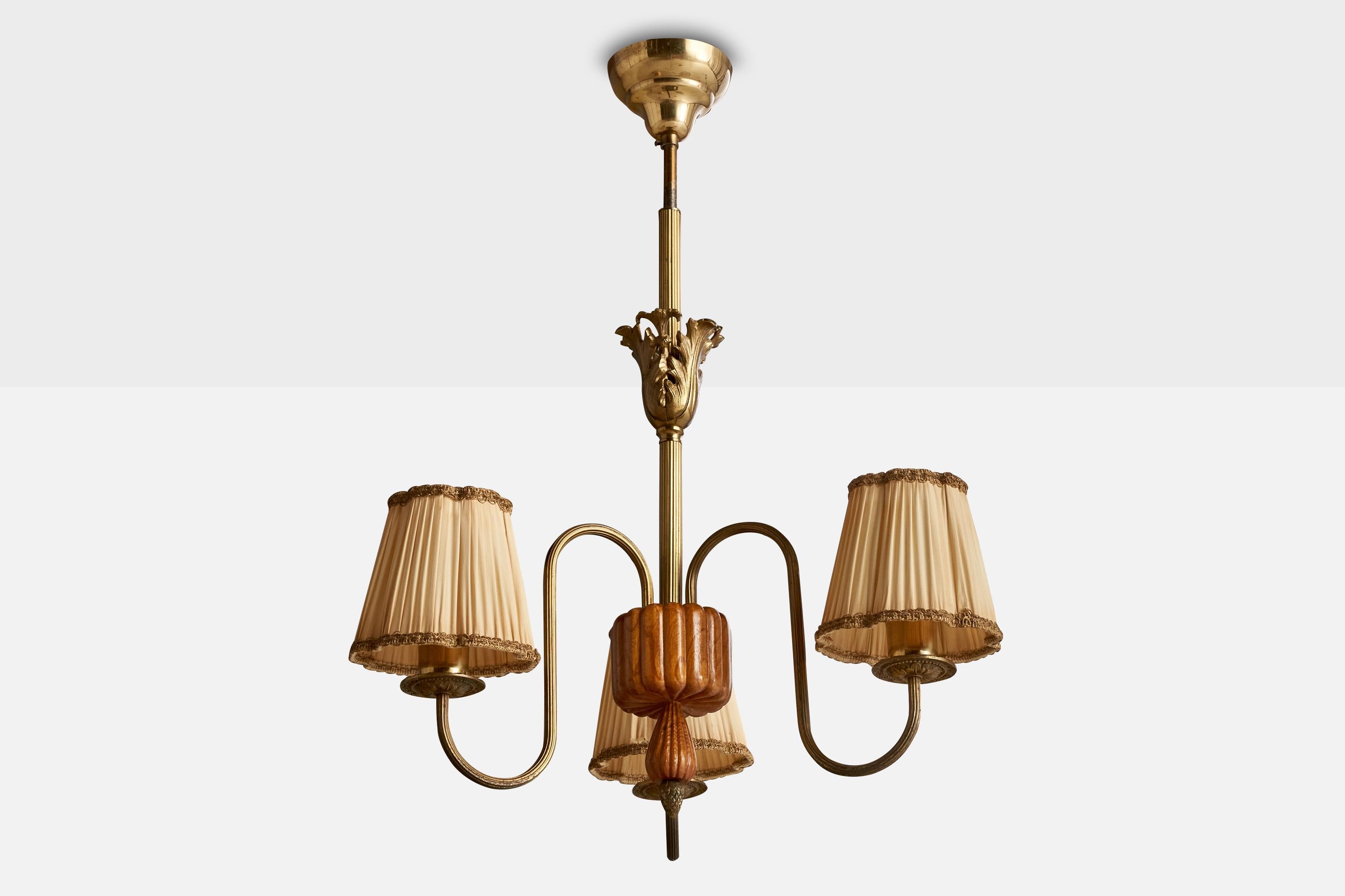 Lampadario in ottone, olmo e tessuto progettato e prodotto in Svezia, anni '40 circa.

Dimensioni complessive (pollici): 27,25