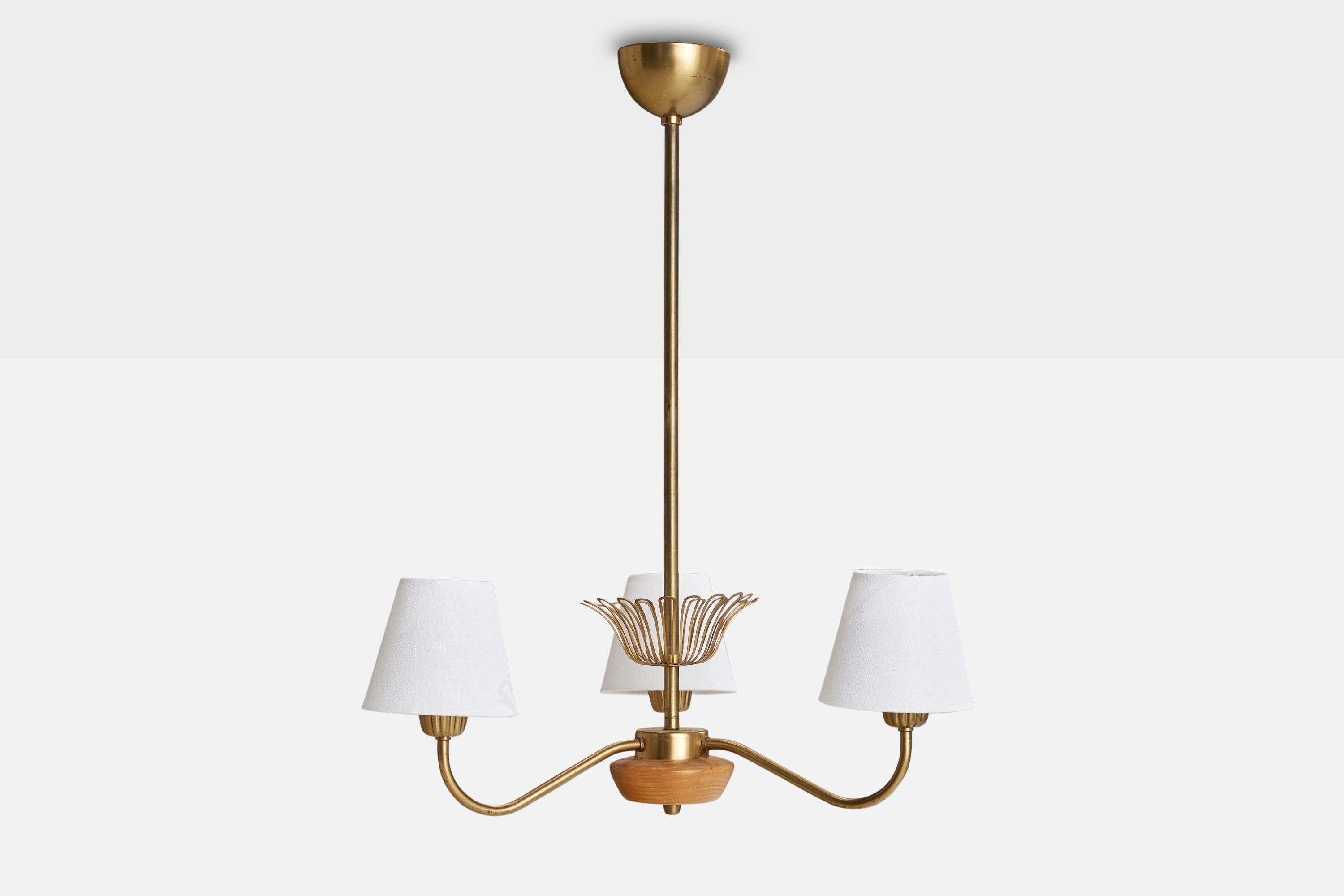 Schwedischer Designer, Kronleuchter, Messing, Ulme, Stoff, Schweden, 1940er Jahre (Skandinavische Moderne) im Angebot